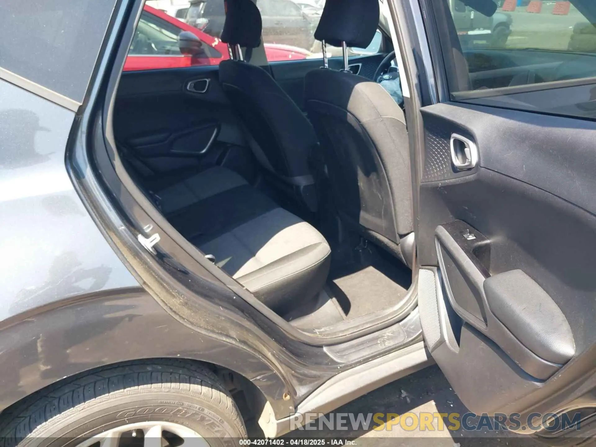 8 fotografías del automóvil dañado KNDJ23AU1L7019301 KIA SOUL 2020