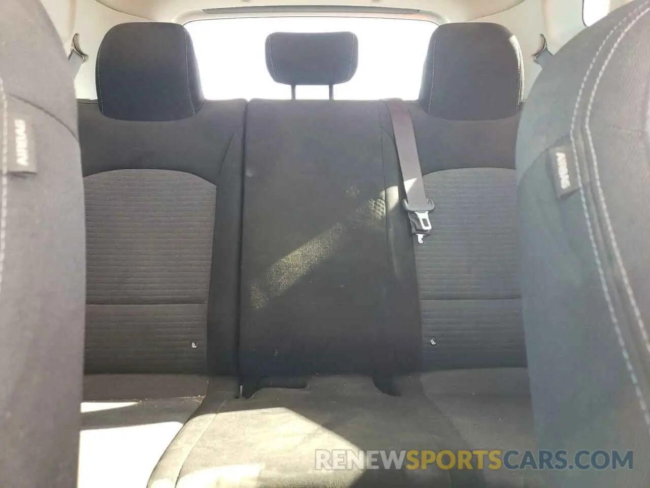 10 fotografías del automóvil dañado KNDJ23AU1L7026054 KIA SOUL 2020