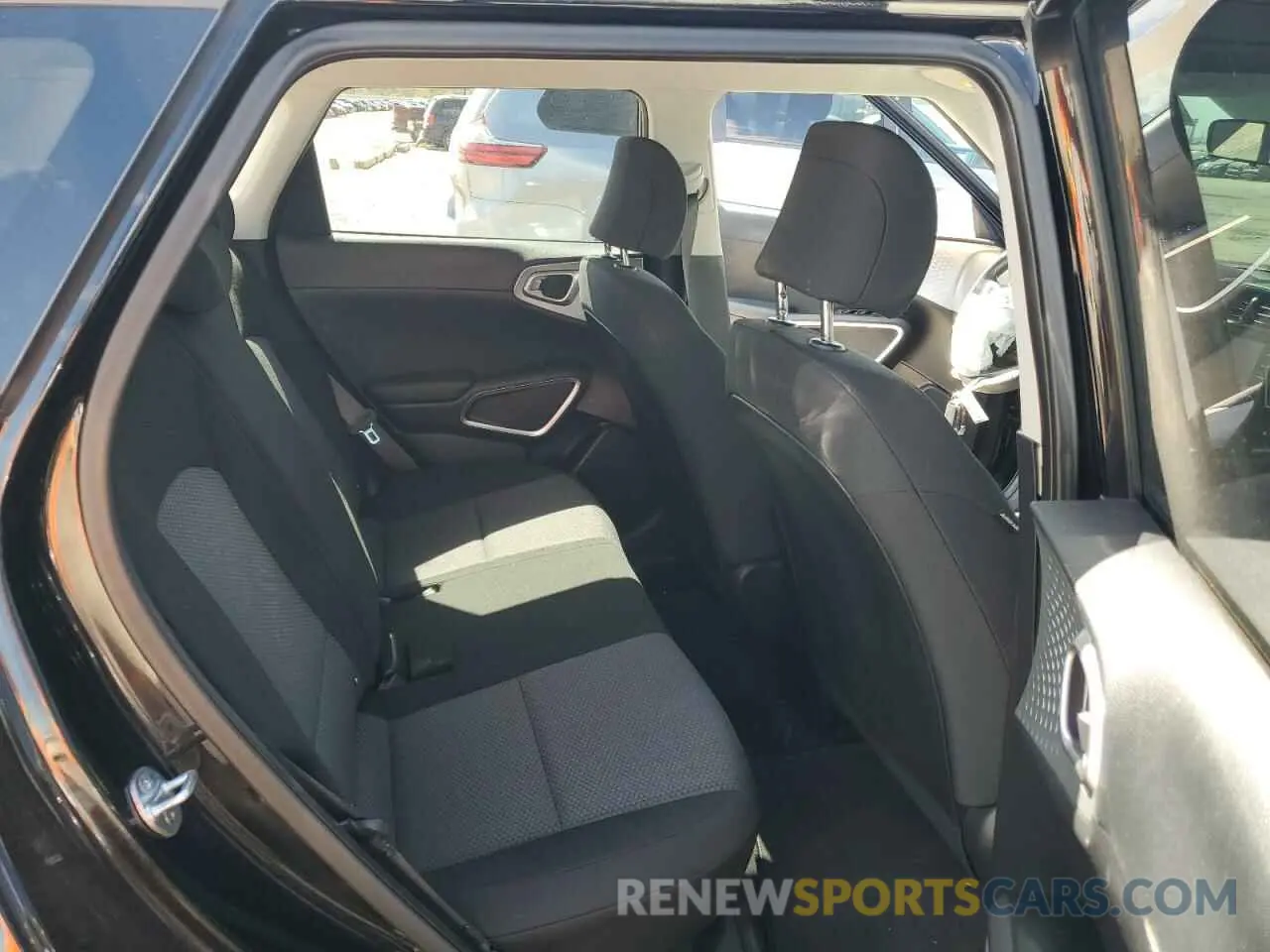 10 fotografías del automóvil dañado KNDJ23AU1L7062780 KIA SOUL 2020