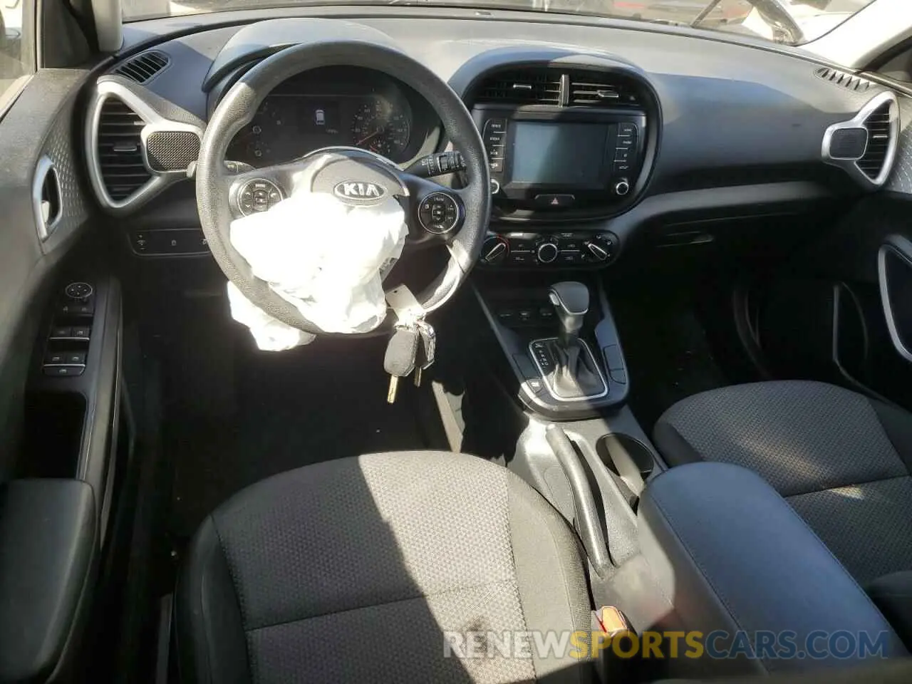 8 fotografías del automóvil dañado KNDJ23AU1L7062780 KIA SOUL 2020