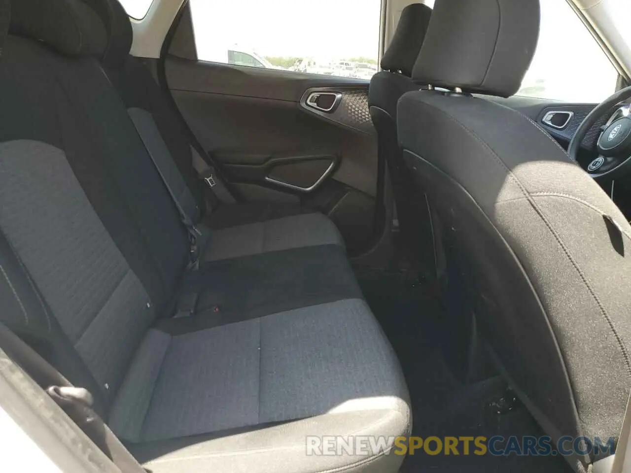 10 fotografías del automóvil dañado KNDJ23AU1L7727371 KIA SOUL 2020