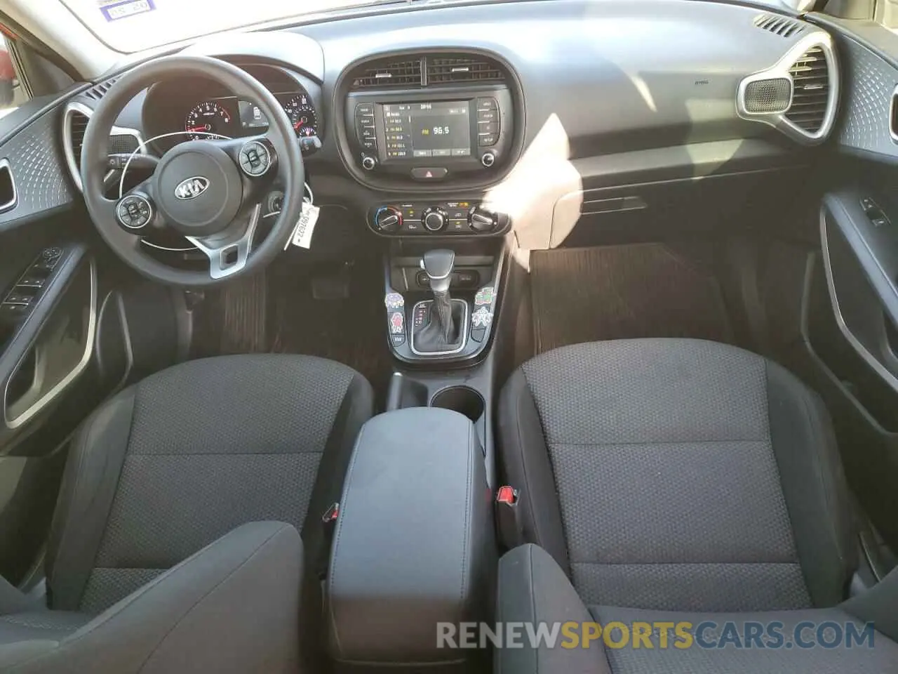 8 fotografías del automóvil dañado KNDJ23AU1L7728794 KIA SOUL 2020