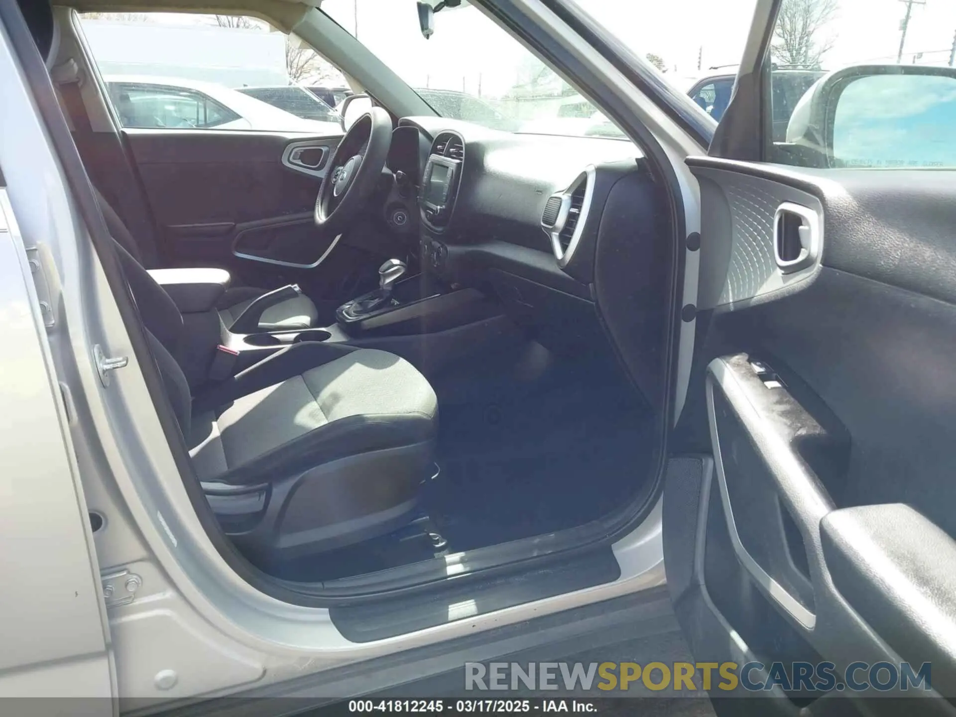 5 fotografías del automóvil dañado KNDJ23AU2L7004287 KIA SOUL 2020