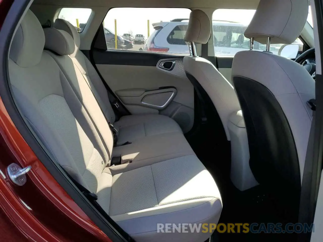 11 fotografías del automóvil dañado KNDJ23AU2L7081810 KIA SOUL 2020