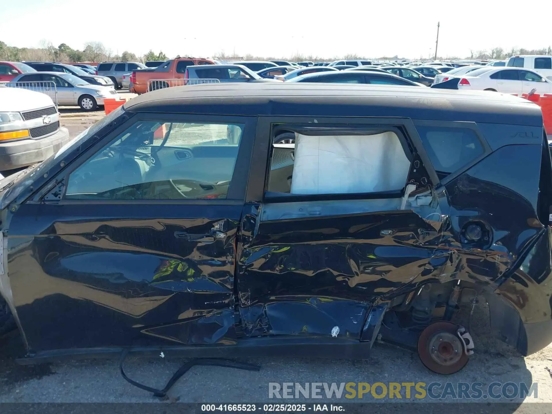 13 fotografías del automóvil dañado KNDJ23AU2L7120735 KIA SOUL 2020