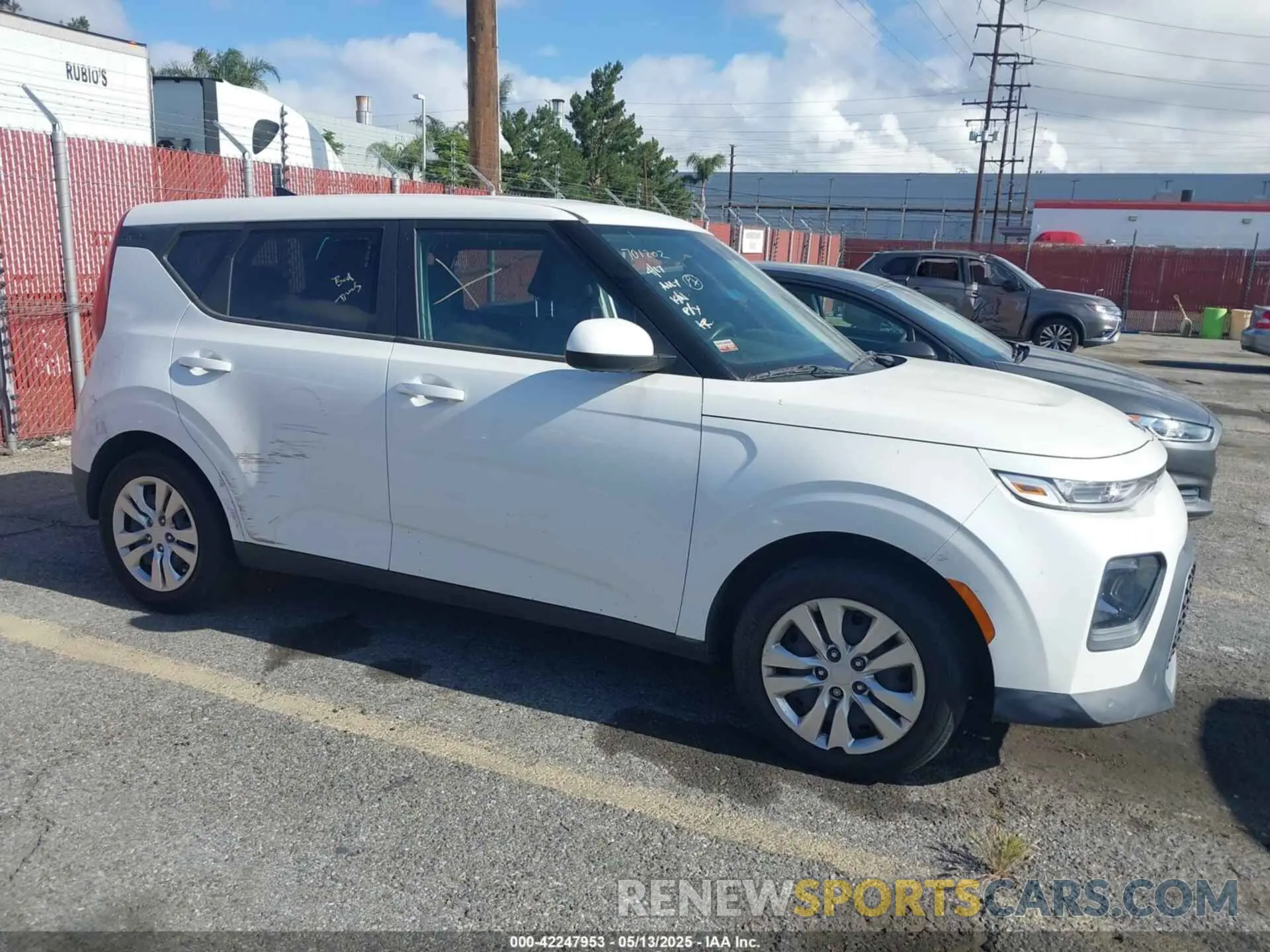 13 fotografías del automóvil dañado KNDJ23AU2L7701202 KIA SOUL 2020