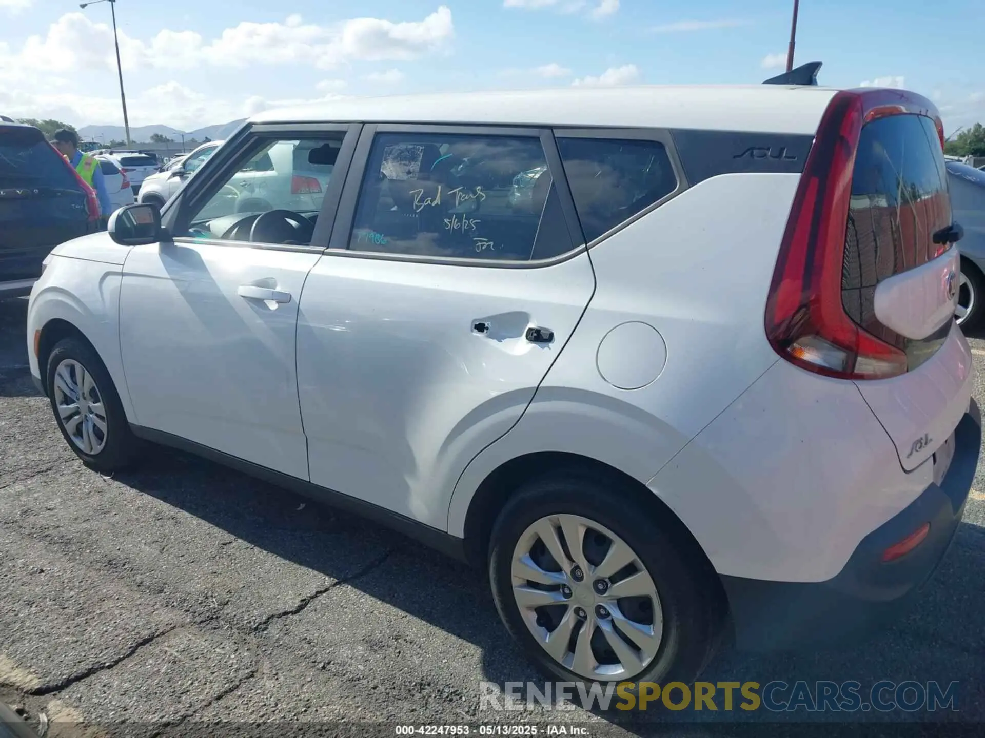 14 fotografías del automóvil dañado KNDJ23AU2L7701202 KIA SOUL 2020