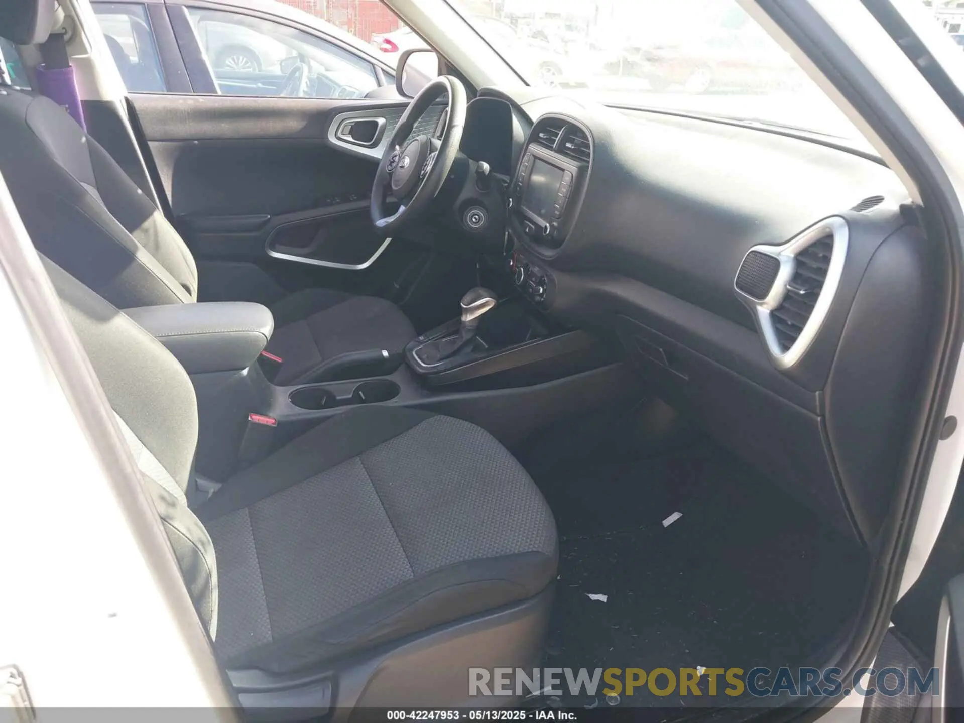5 fotografías del automóvil dañado KNDJ23AU2L7701202 KIA SOUL 2020