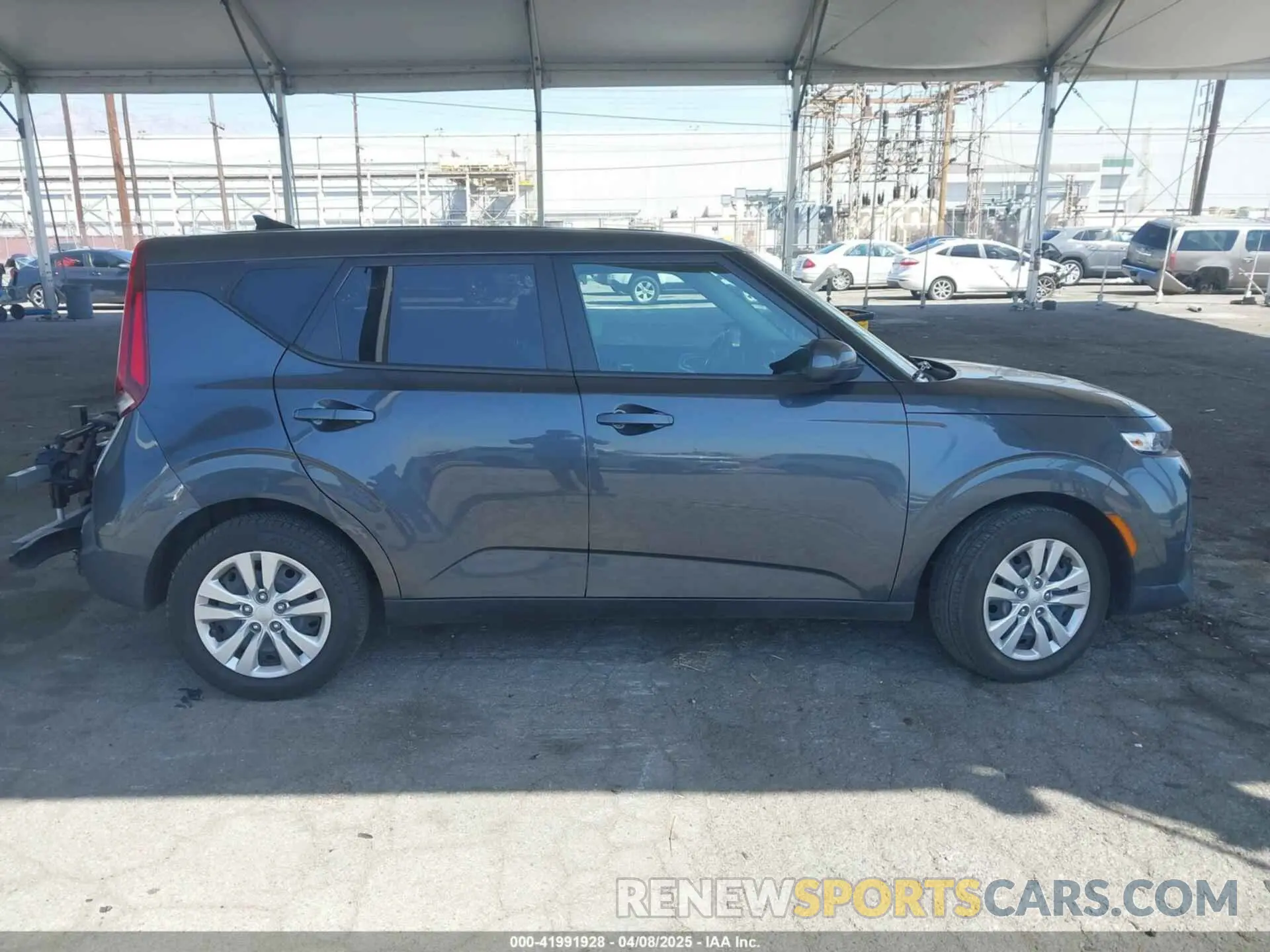 13 fotografías del automóvil dañado KNDJ23AU2L7715620 KIA SOUL 2020