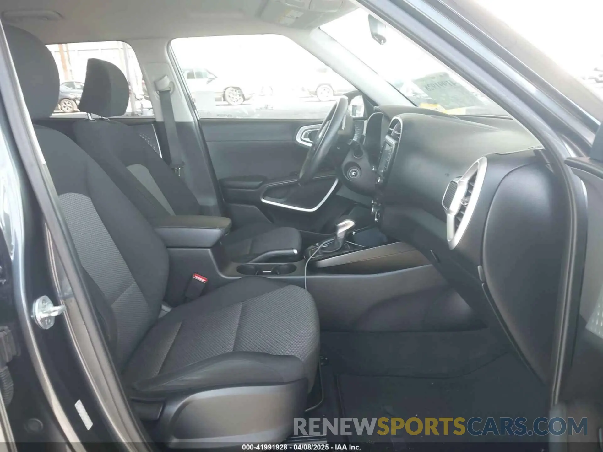 5 fotografías del automóvil dañado KNDJ23AU2L7715620 KIA SOUL 2020