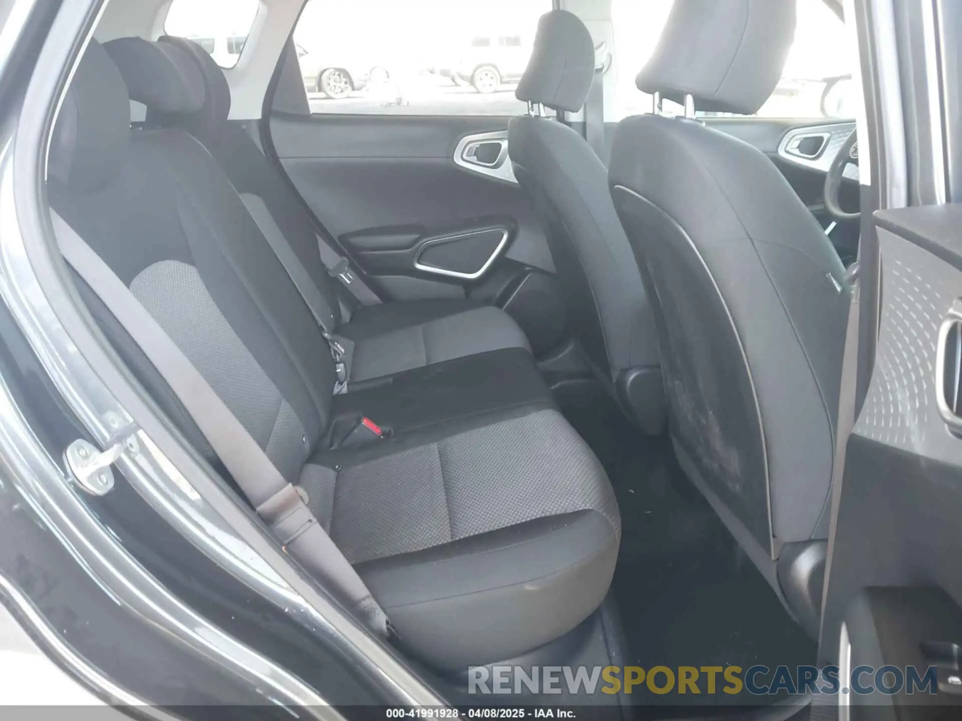 8 fotografías del automóvil dañado KNDJ23AU2L7715620 KIA SOUL 2020