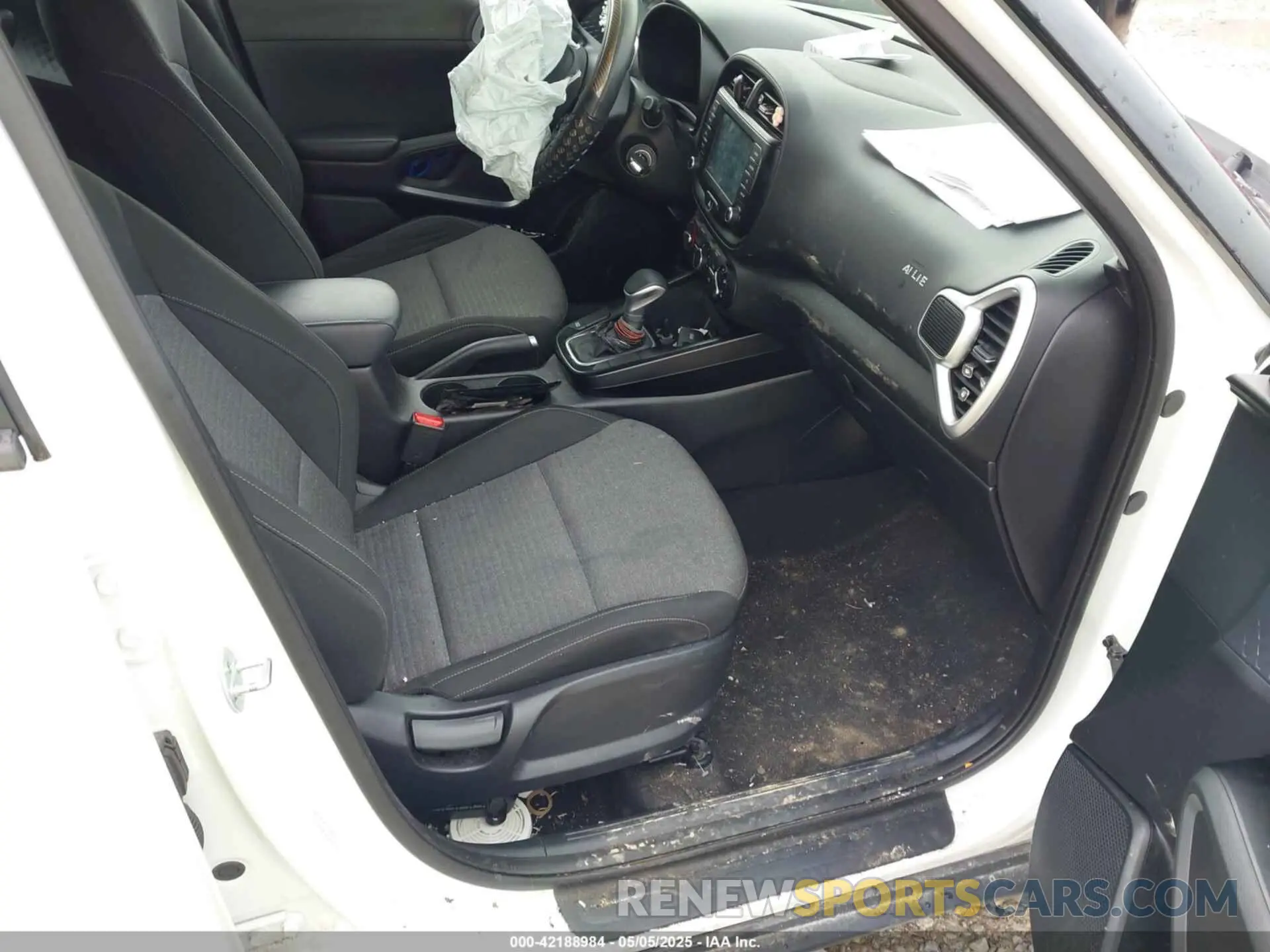 5 fotografías del automóvil dañado KNDJ23AU3L7017808 KIA SOUL 2020