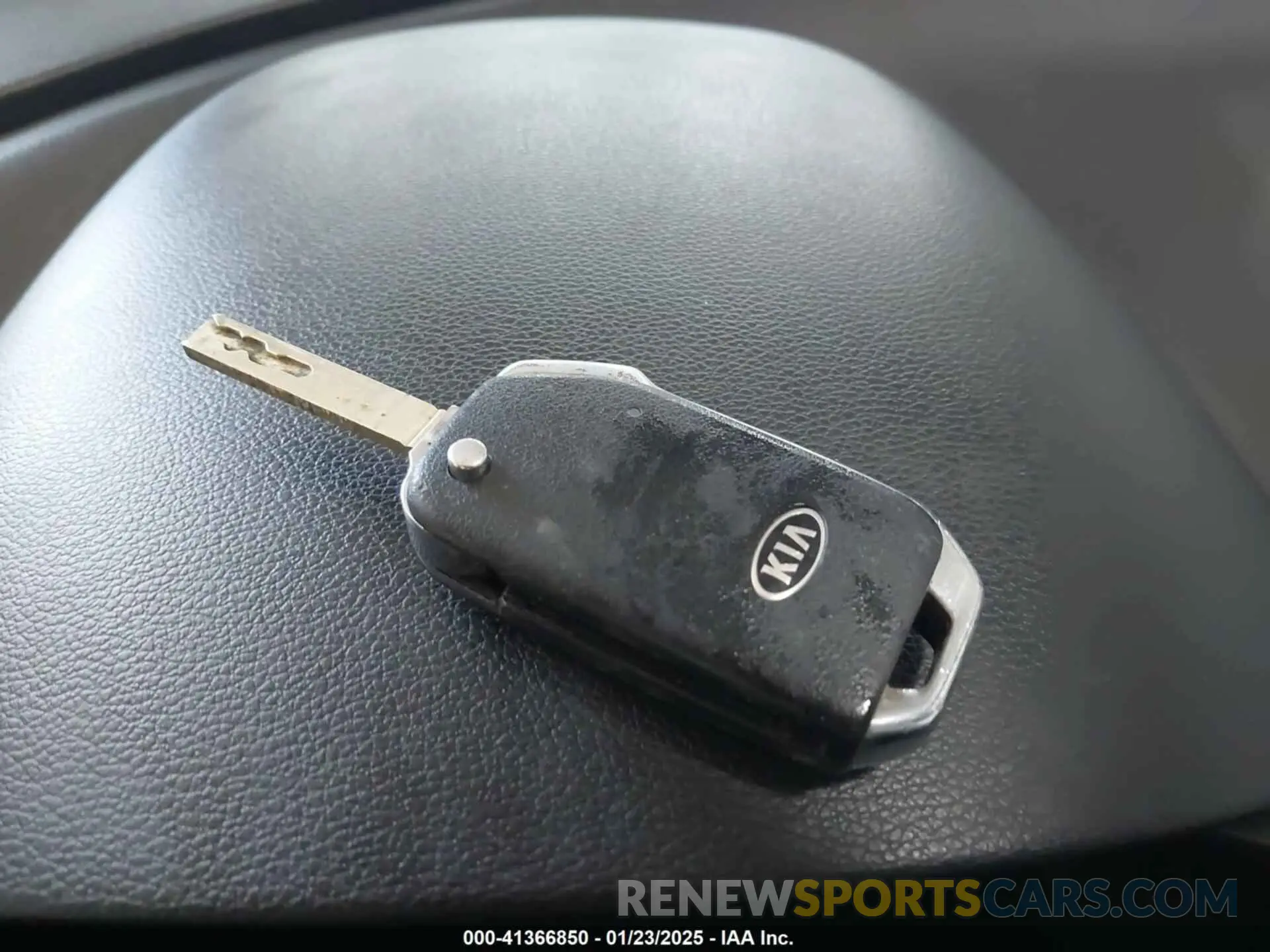 11 fotografías del automóvil dañado KNDJ23AU3L7077717 KIA SOUL 2020