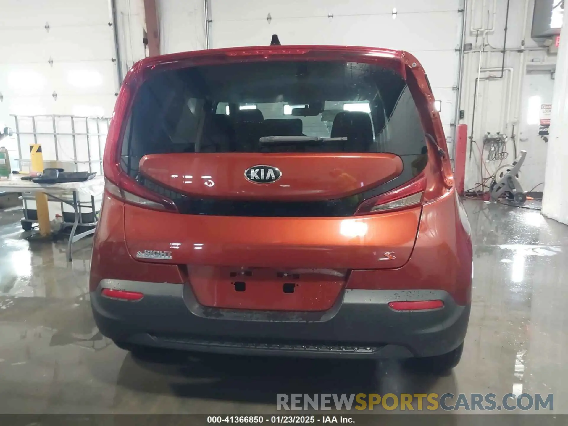 17 fotografías del automóvil dañado KNDJ23AU3L7077717 KIA SOUL 2020