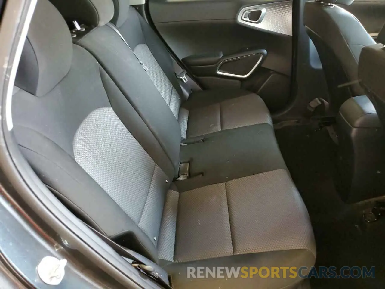 11 fotografías del automóvil dañado KNDJ23AU3L7091701 KIA SOUL 2020
