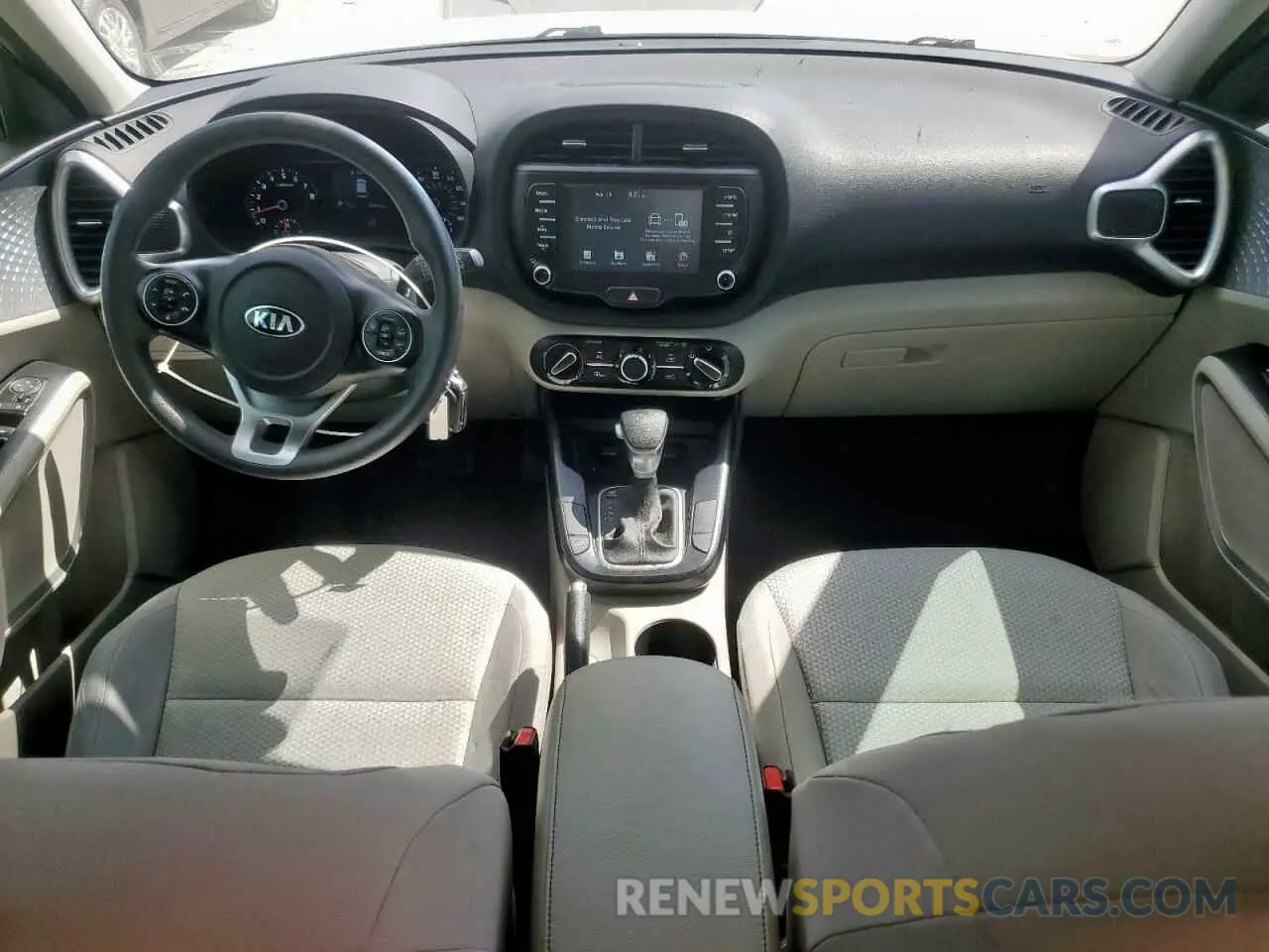 8 fotografías del automóvil dañado KNDJ23AU3L7709504 KIA SOUL 2020