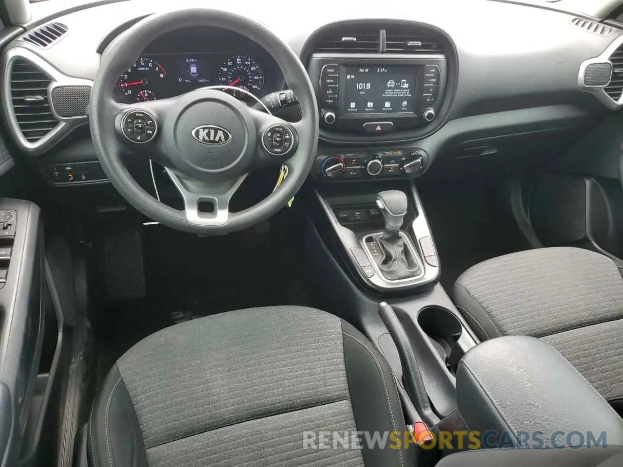 8 fotografías del automóvil dañado KNDJ23AU3L7716596 KIA SOUL 2020