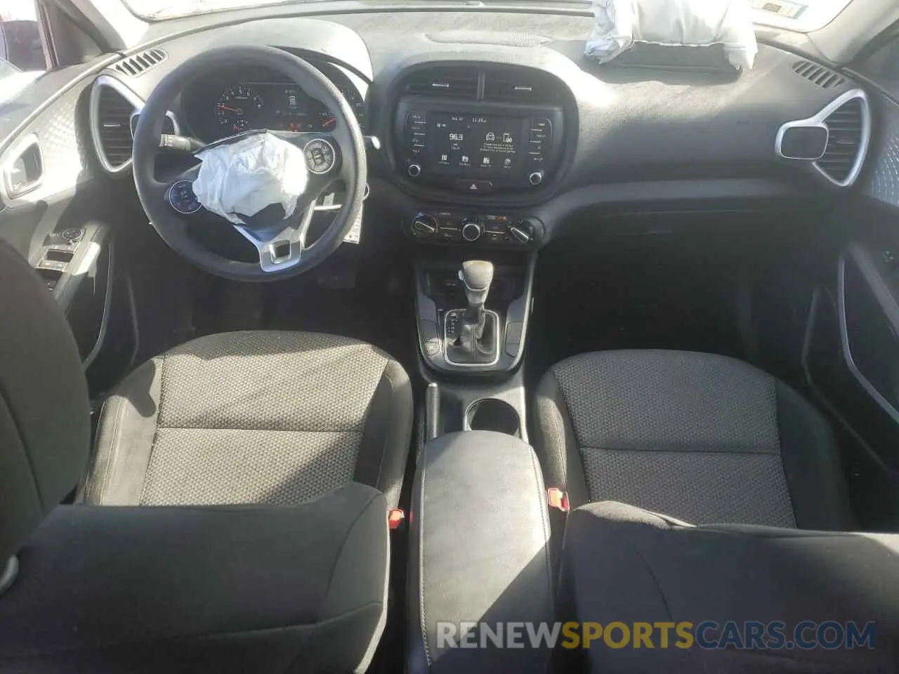 8 fotografías del automóvil dañado KNDJ23AU3L7727727 KIA SOUL 2020