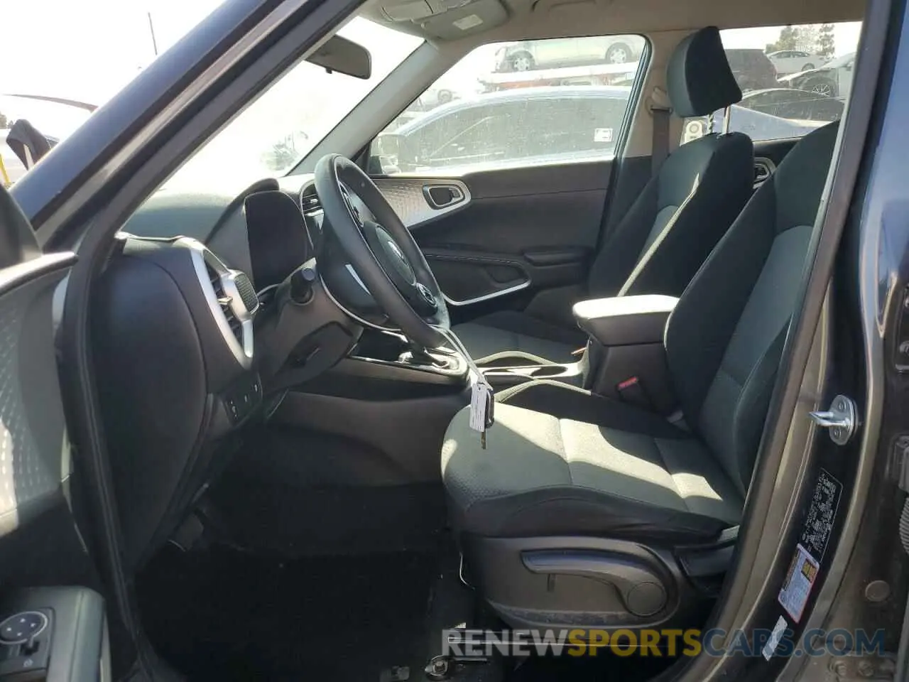 7 fotografías del automóvil dañado KNDJ23AU3L7730188 KIA SOUL 2020