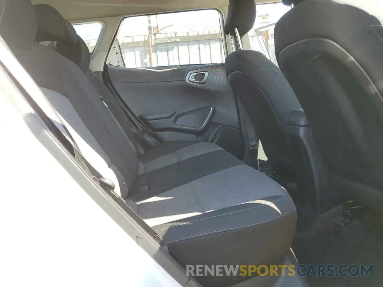 11 fotografías del automóvil dañado KNDJ23AU4L7062031 KIA SOUL 2020
