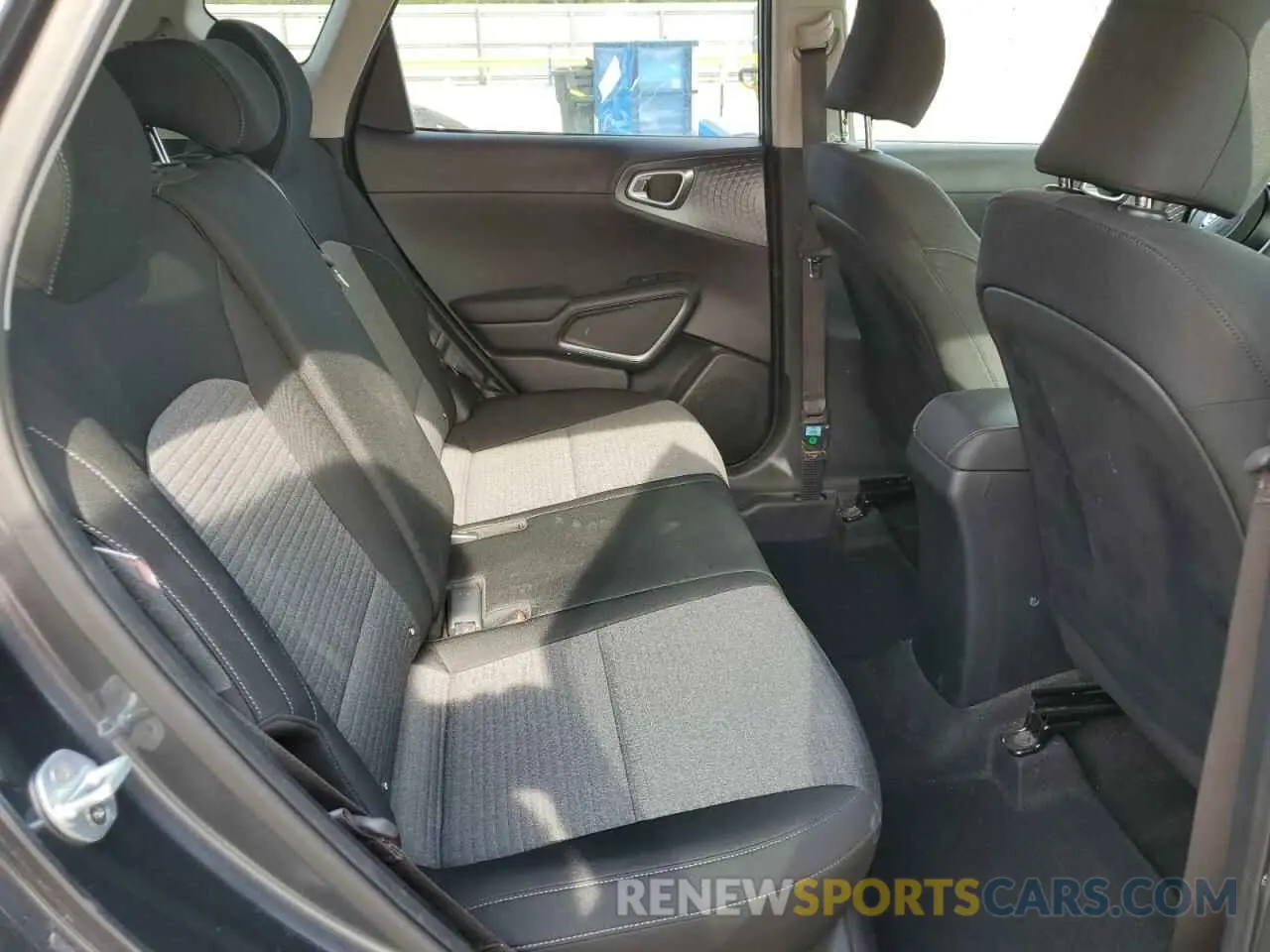 11 fotografías del automóvil dañado KNDJ23AU5L7002775 KIA SOUL 2020