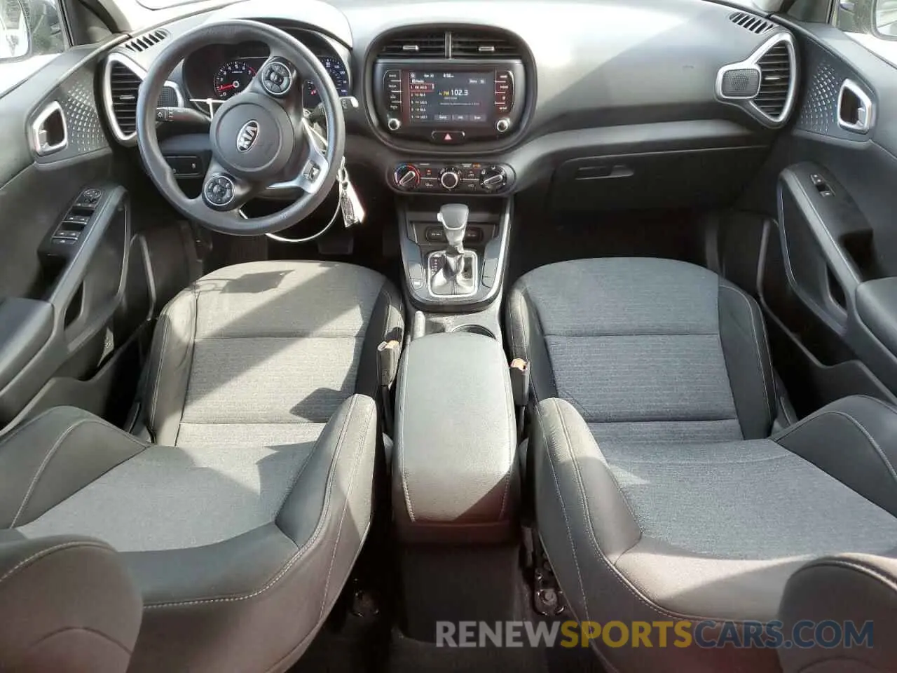 8 fotografías del automóvil dañado KNDJ23AU5L7002775 KIA SOUL 2020