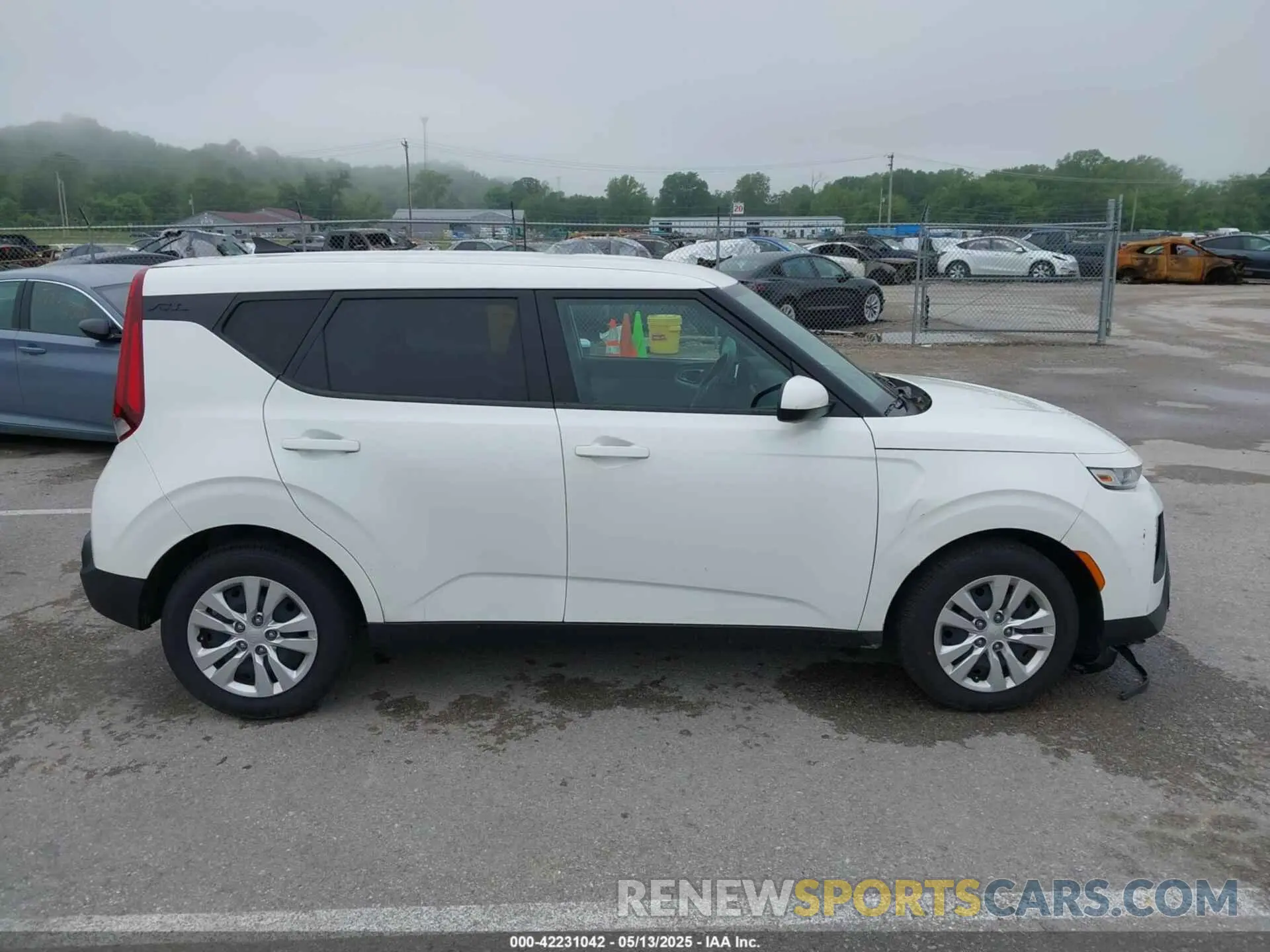 13 fotografías del automóvil dañado KNDJ23AU5L7022217 KIA SOUL 2020