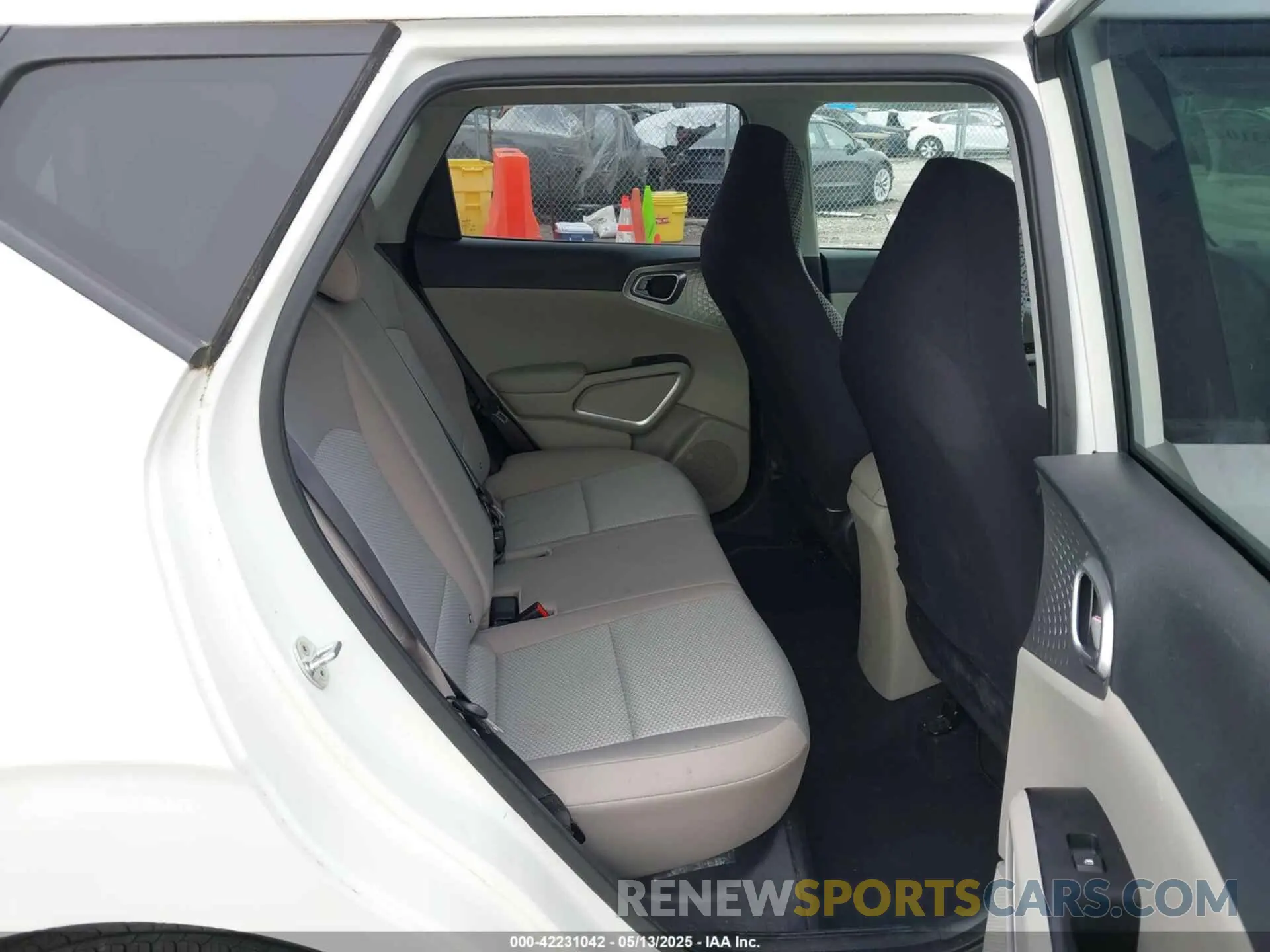 8 fotografías del automóvil dañado KNDJ23AU5L7022217 KIA SOUL 2020