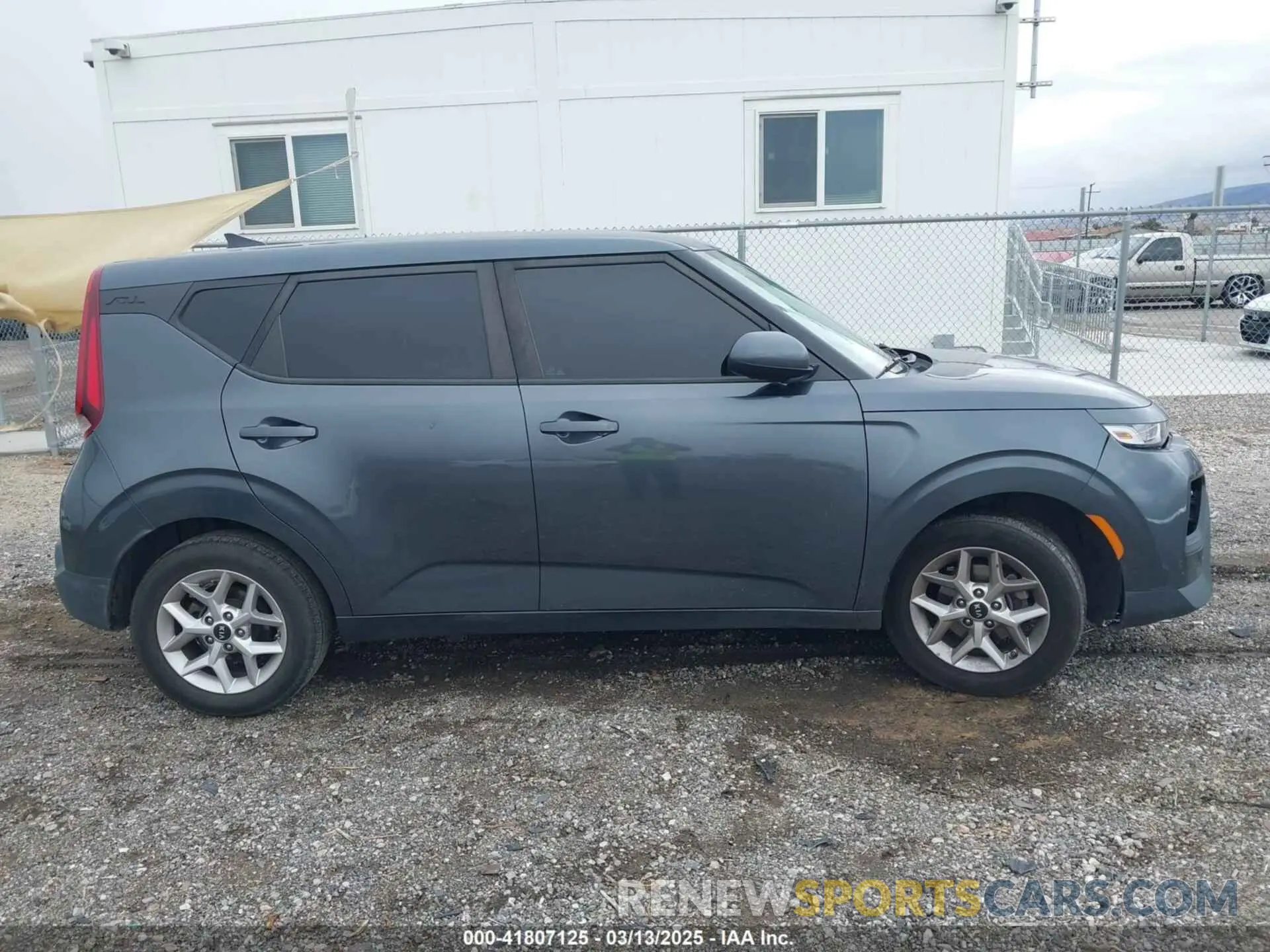 13 fotografías del automóvil dañado KNDJ23AU5L7053547 KIA SOUL 2020