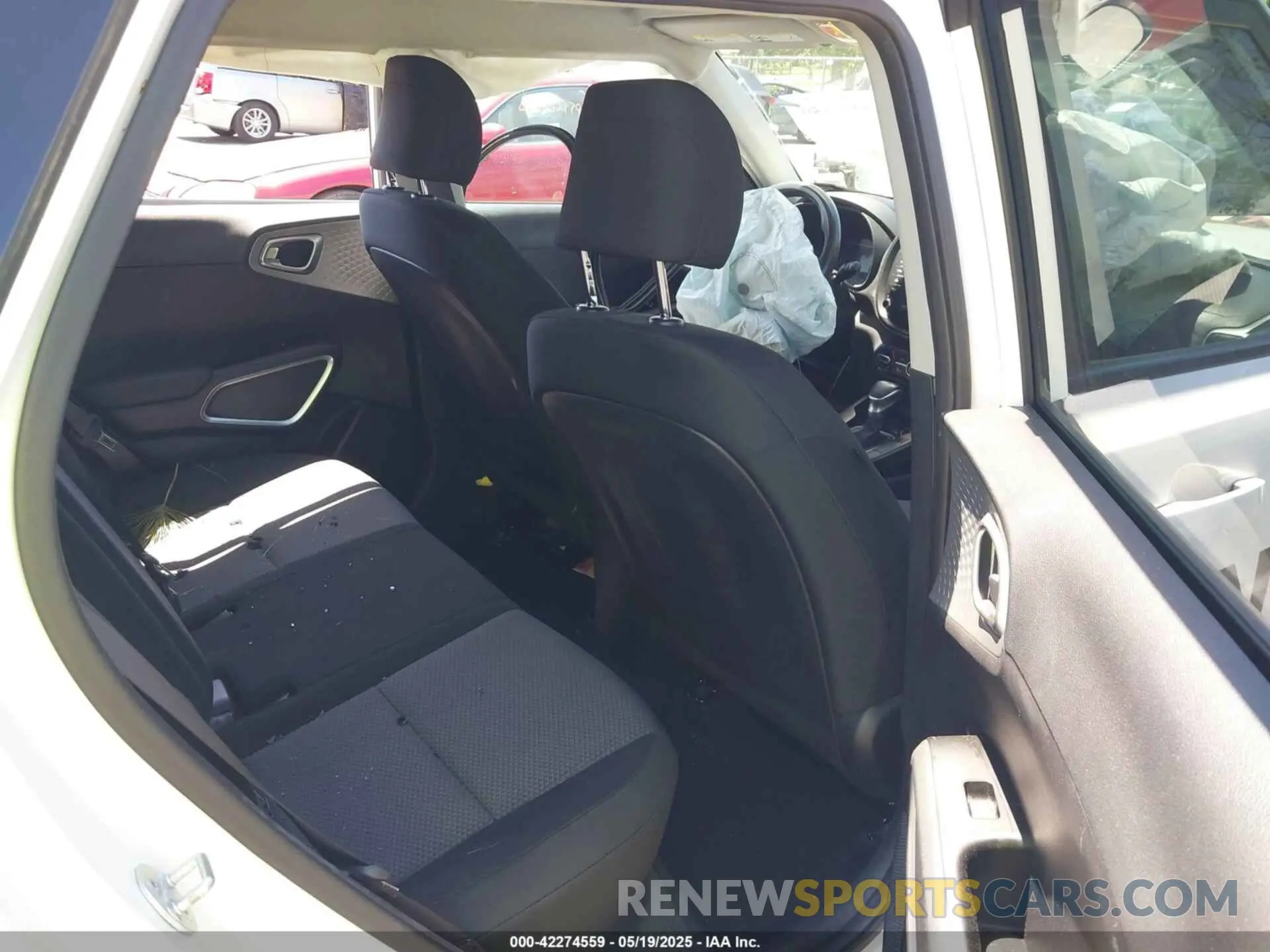 8 fotografías del automóvil dañado KNDJ23AU5L7057937 KIA SOUL 2020