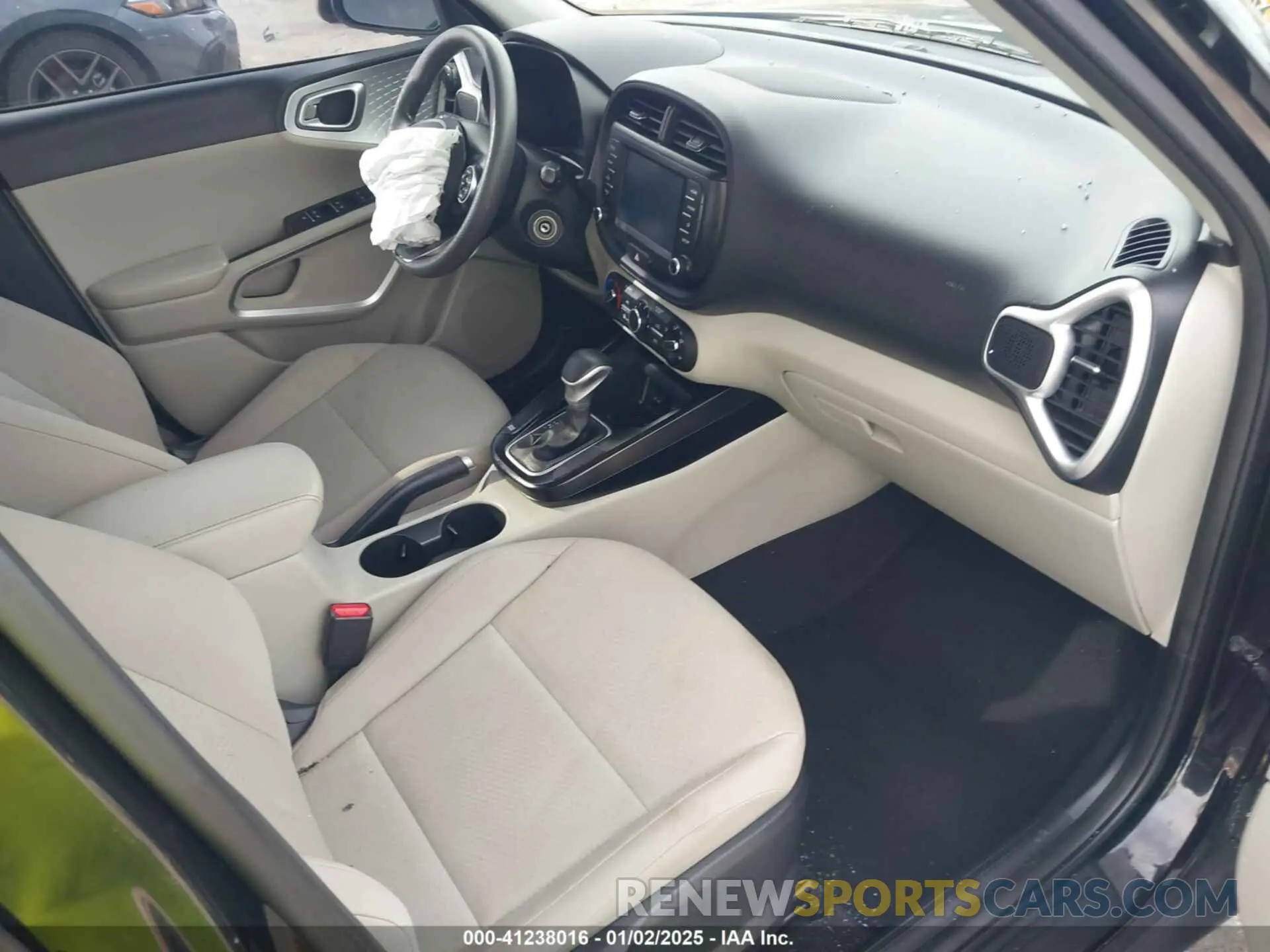 5 fotografías del automóvil dañado KNDJ23AU5L7707575 KIA SOUL 2020