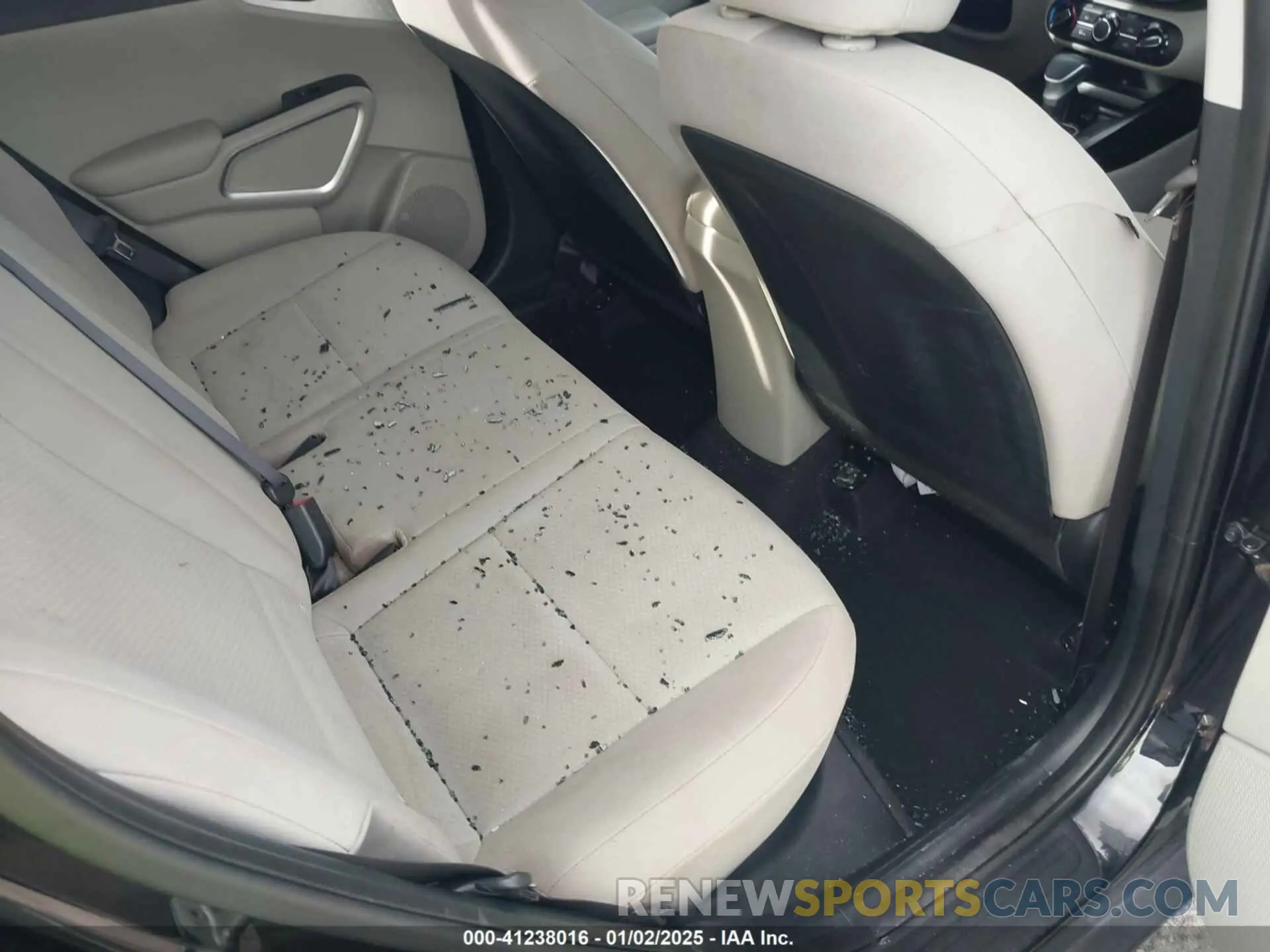 8 fotografías del automóvil dañado KNDJ23AU5L7707575 KIA SOUL 2020