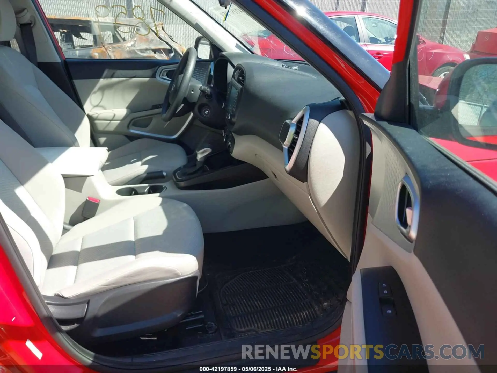 5 fotografías del automóvil dañado KNDJ23AU5L7713697 KIA SOUL 2020