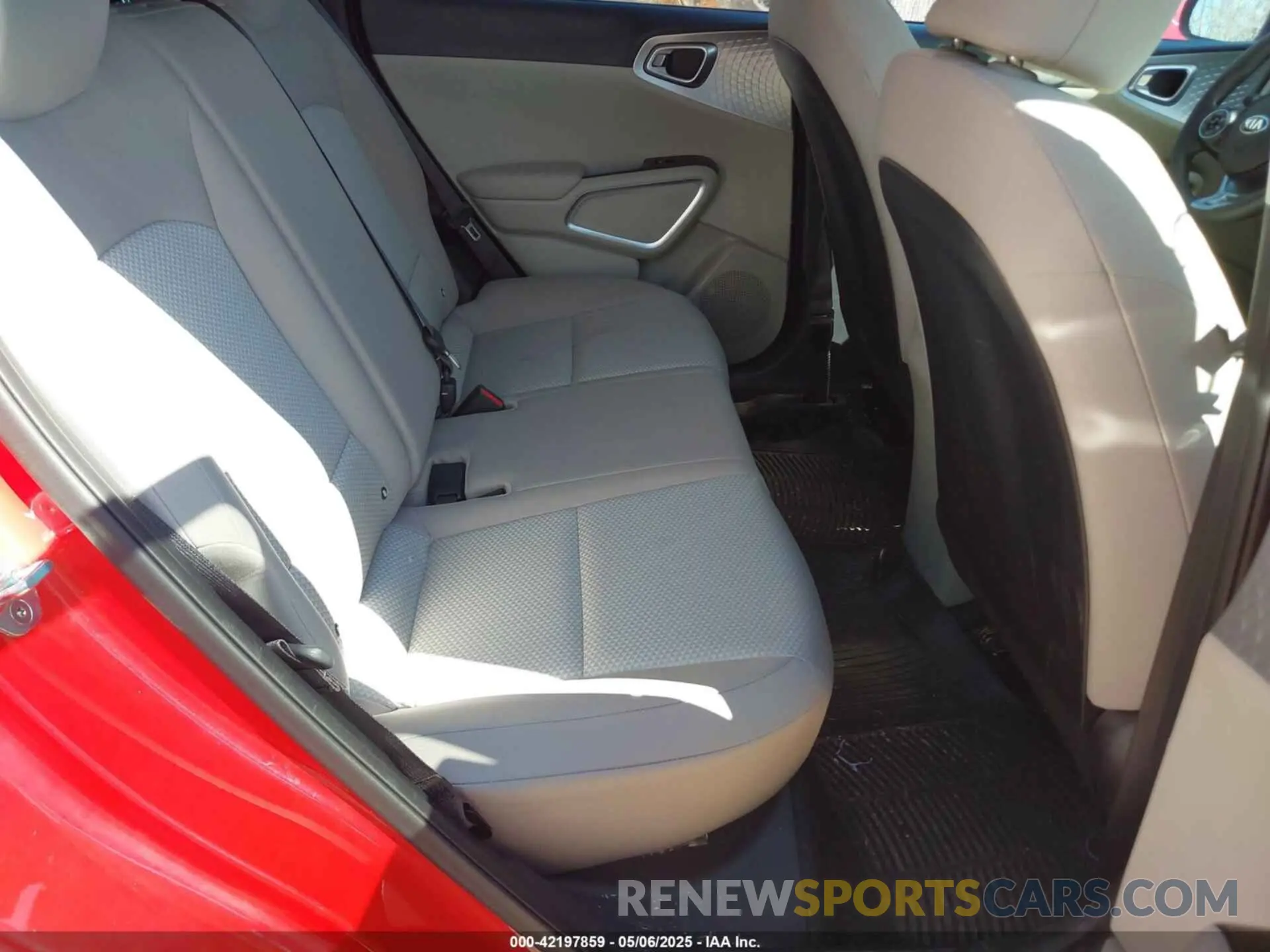 8 fotografías del automóvil dañado KNDJ23AU5L7713697 KIA SOUL 2020