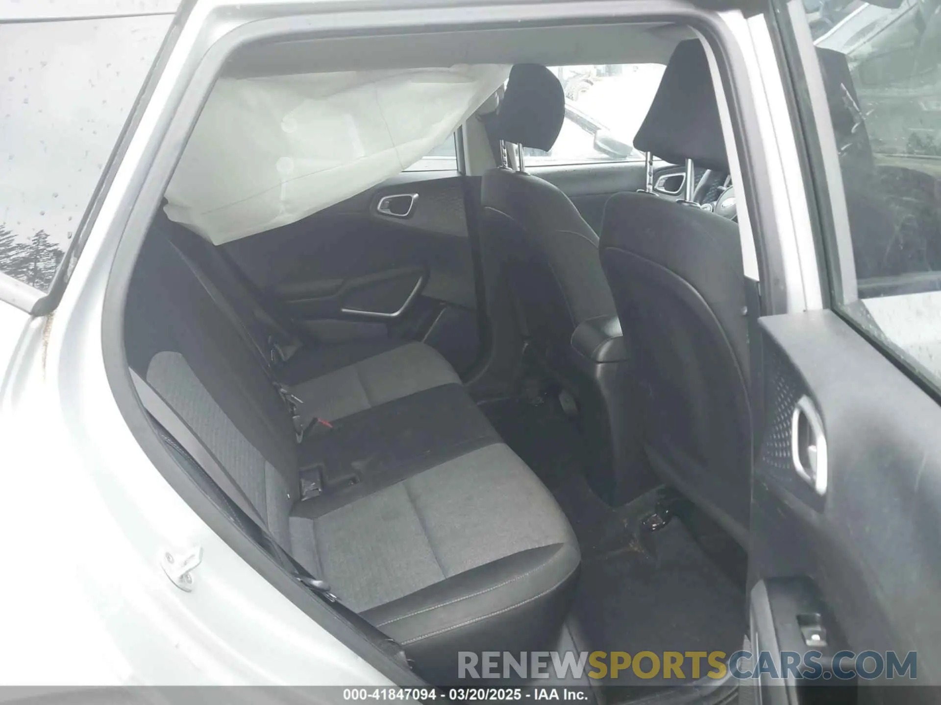 8 fotografías del automóvil dañado KNDJ23AU6L7010965 KIA SOUL 2020