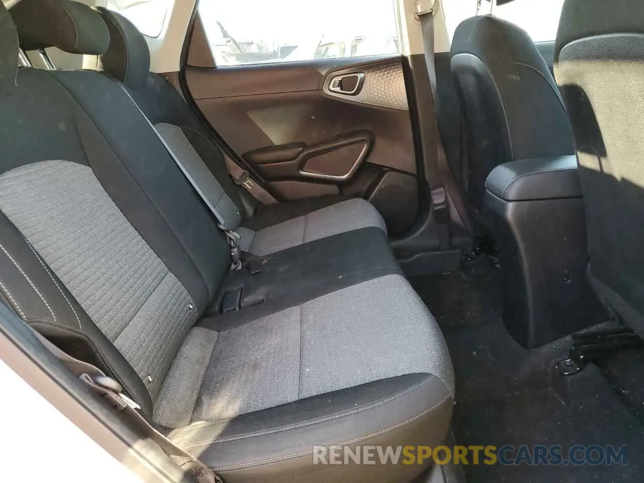 12 fotografías del automóvil dañado KNDJ23AU6L7057154 KIA SOUL 2020