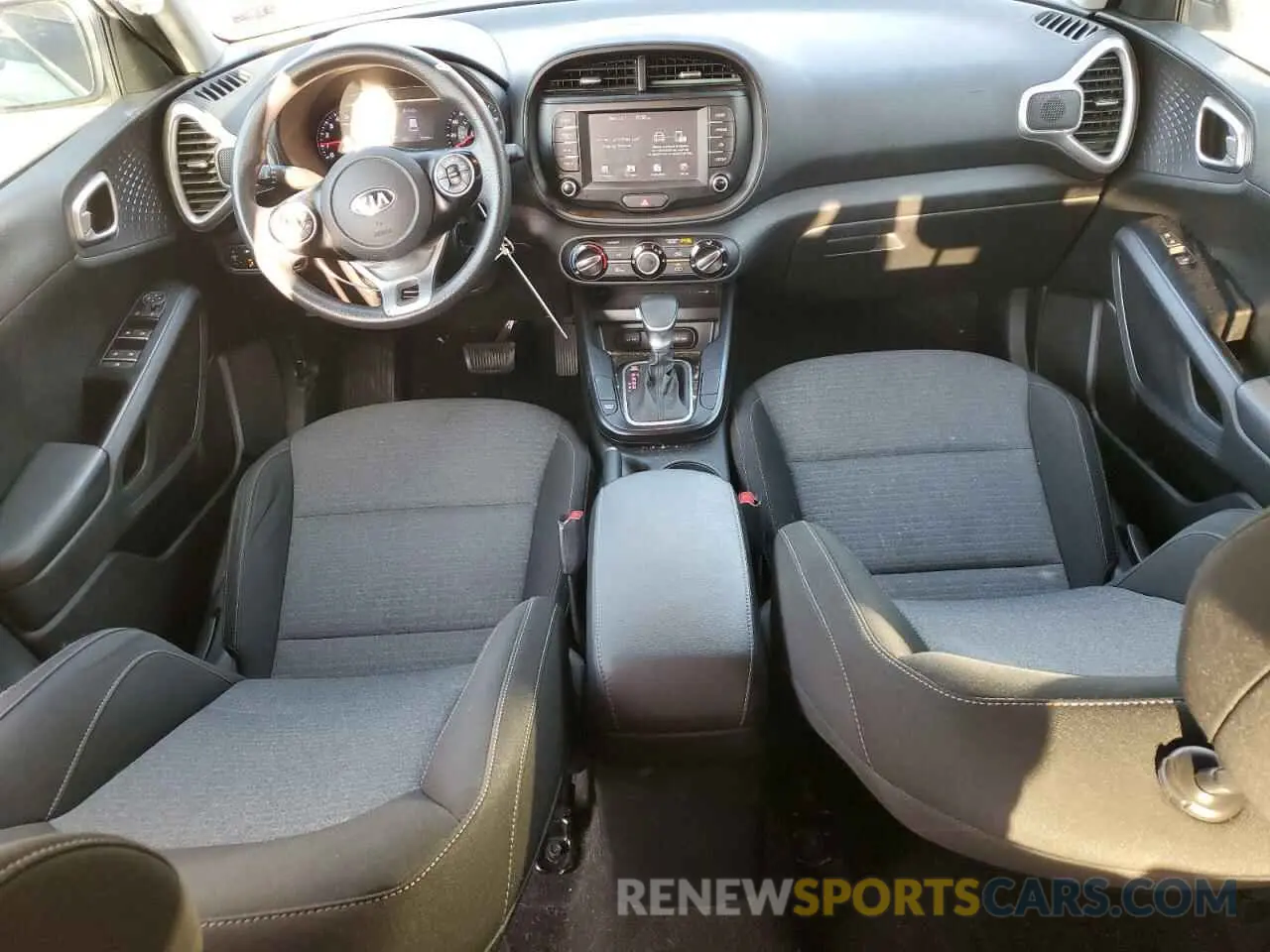 8 fotografías del automóvil dañado KNDJ23AU6L7057154 KIA SOUL 2020