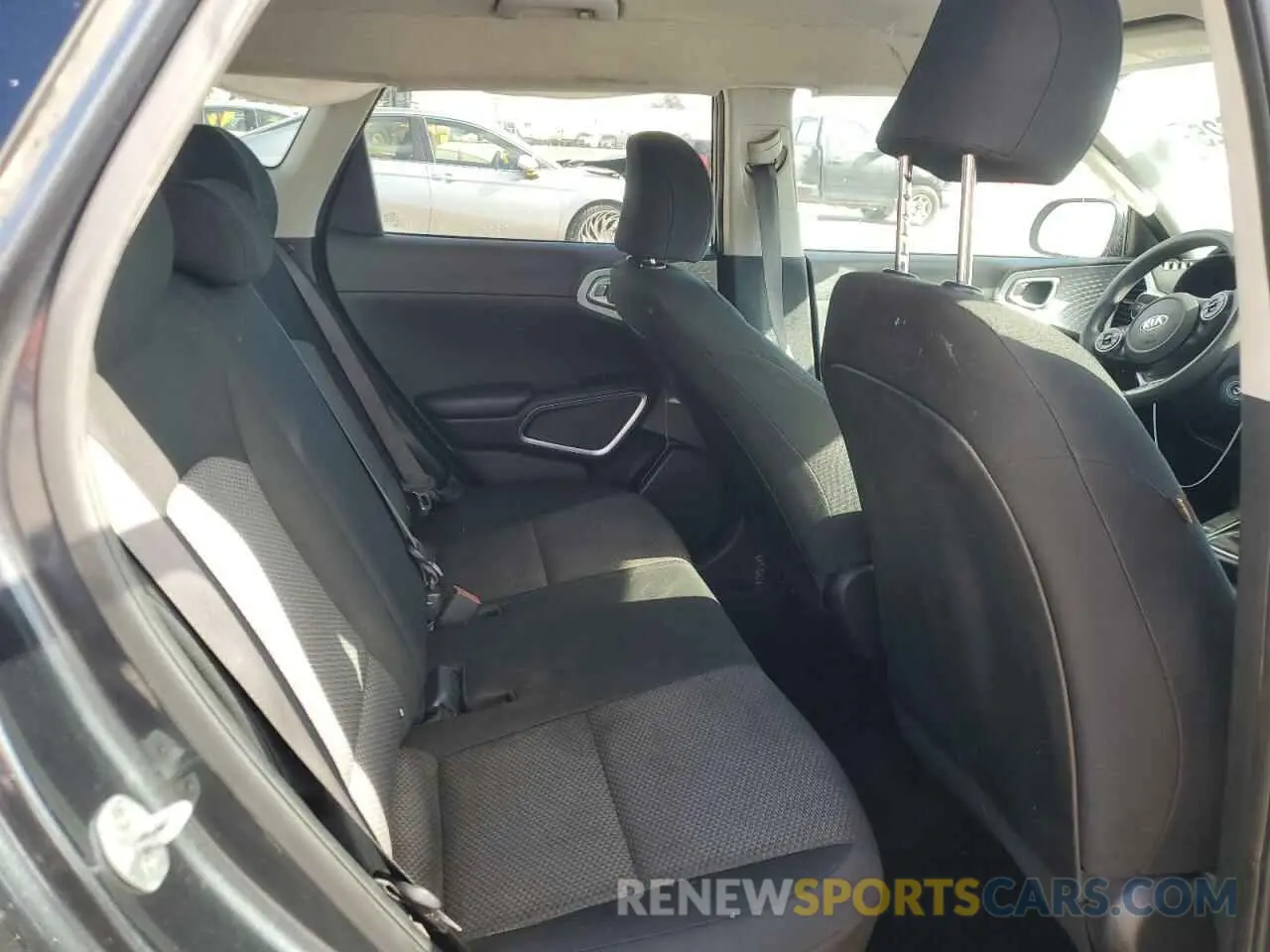 11 fotografías del automóvil dañado KNDJ23AU6L7071393 KIA SOUL 2020