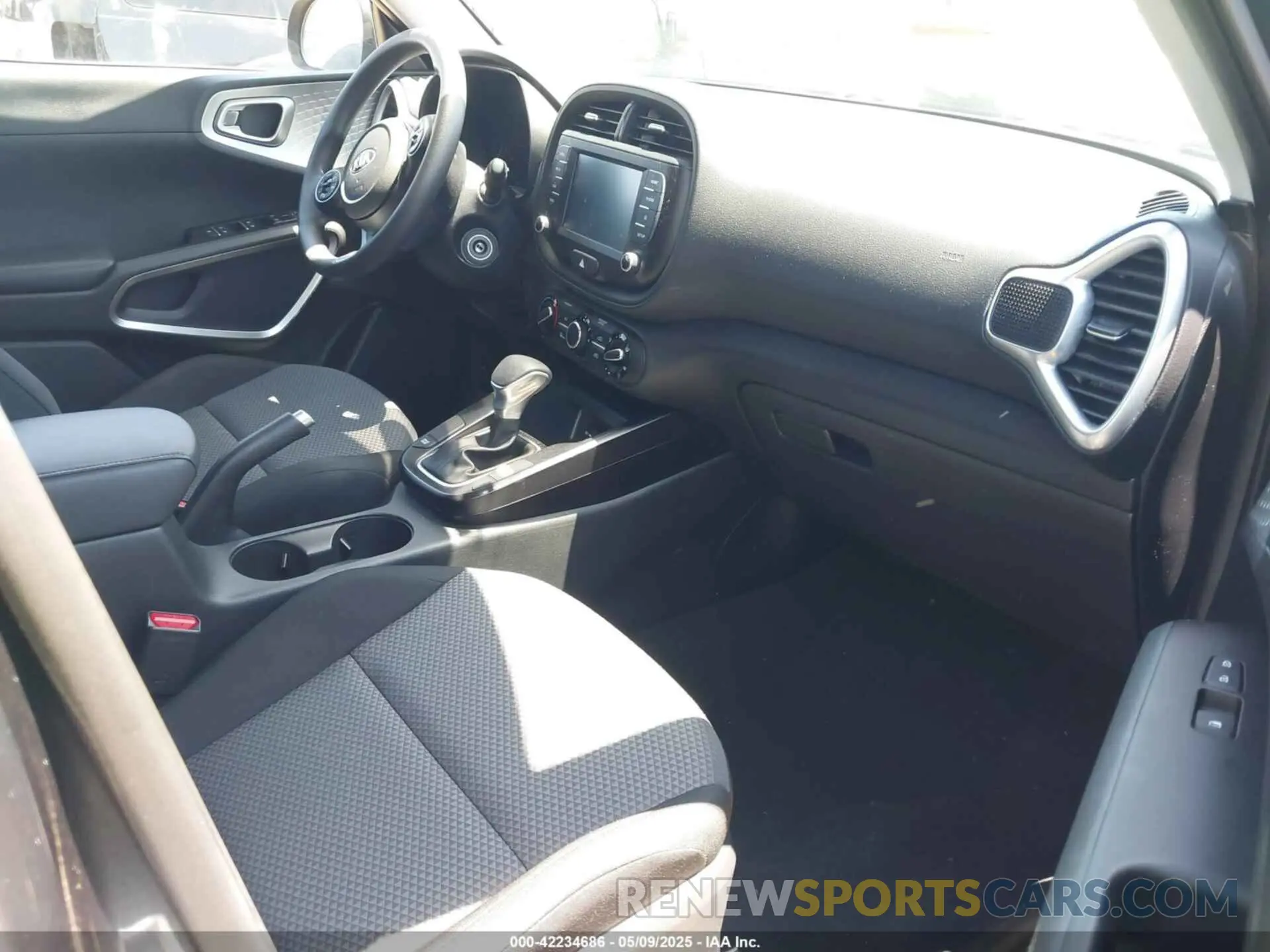 5 fotografías del automóvil dañado KNDJ23AU6L7090266 KIA SOUL 2020