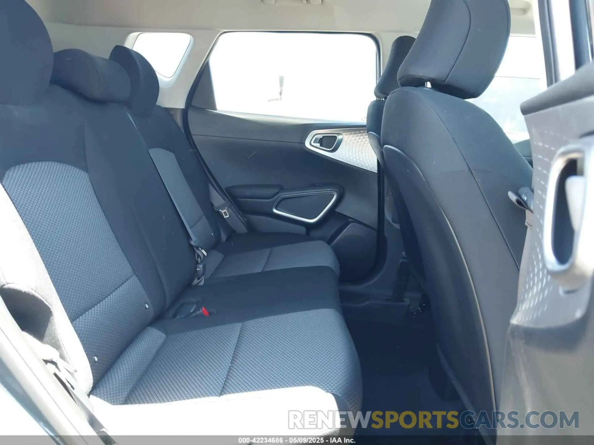 8 fotografías del automóvil dañado KNDJ23AU6L7090266 KIA SOUL 2020