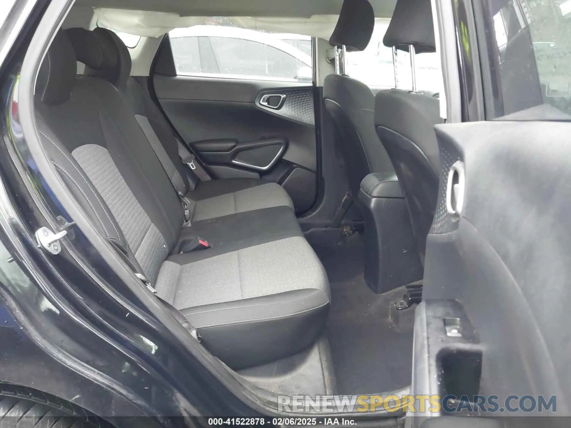 8 fotografías del automóvil dañado KNDJ23AU6L7121354 KIA SOUL 2020