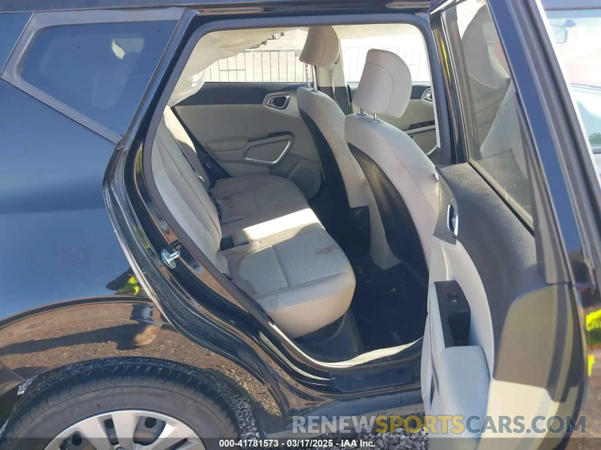 8 fotografías del automóvil dañado KNDJ23AU6L7724711 KIA SOUL 2020
