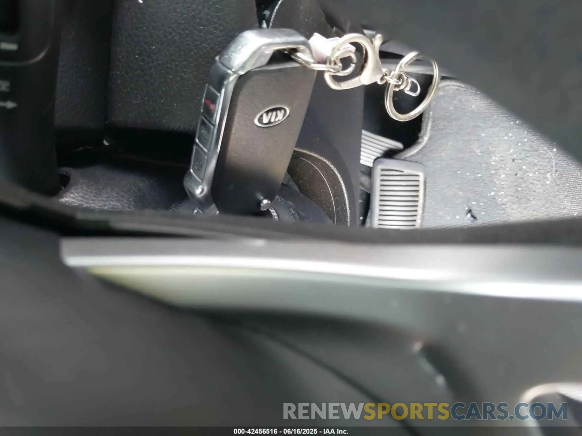 11 fotografías del automóvil dañado KNDJ23AU7L7057700 KIA SOUL 2020