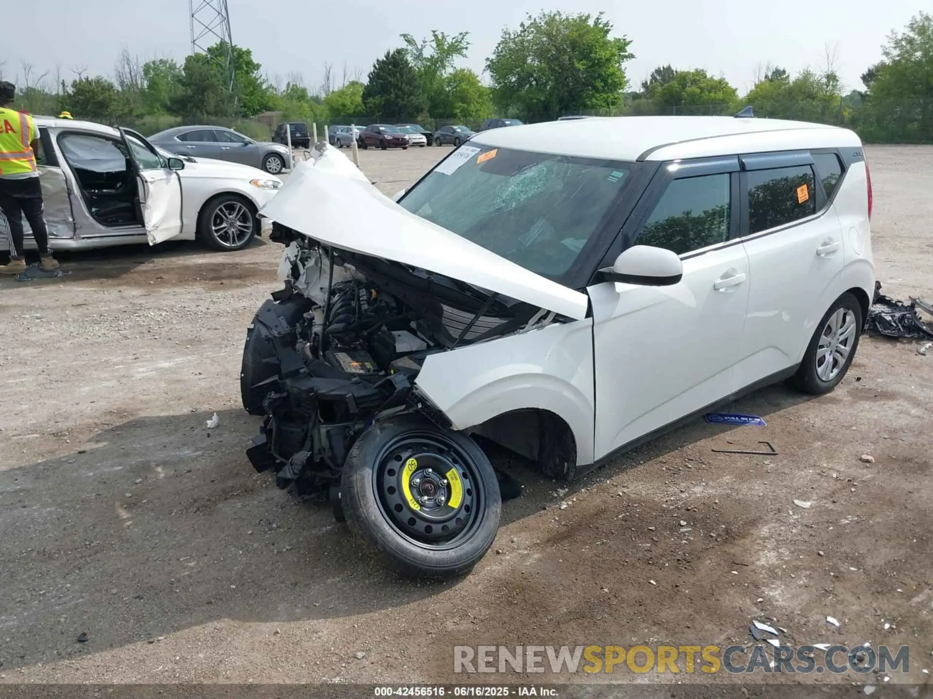 2 fotografías del automóvil dañado KNDJ23AU7L7057700 KIA SOUL 2020
