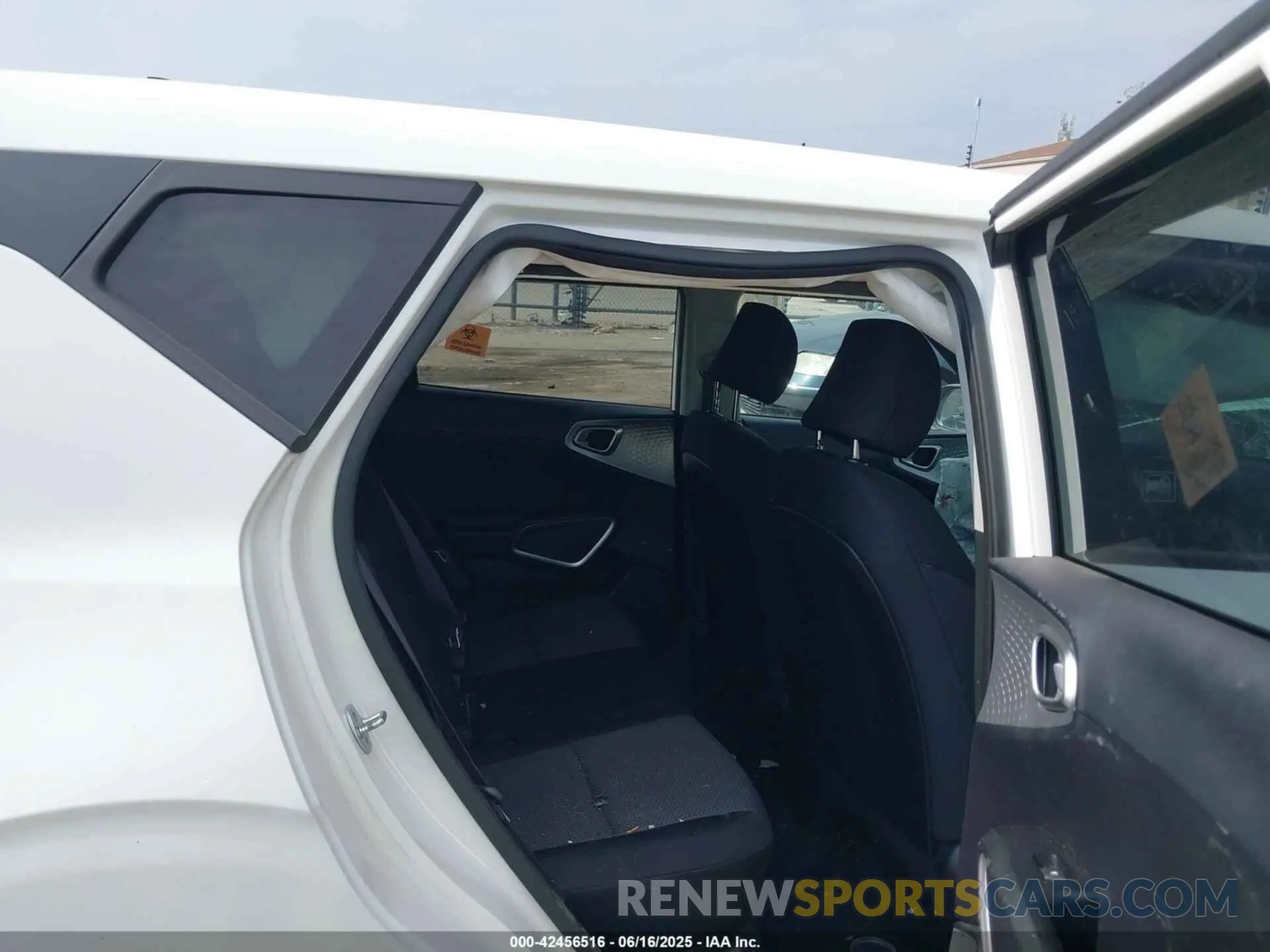 8 fotografías del automóvil dañado KNDJ23AU7L7057700 KIA SOUL 2020