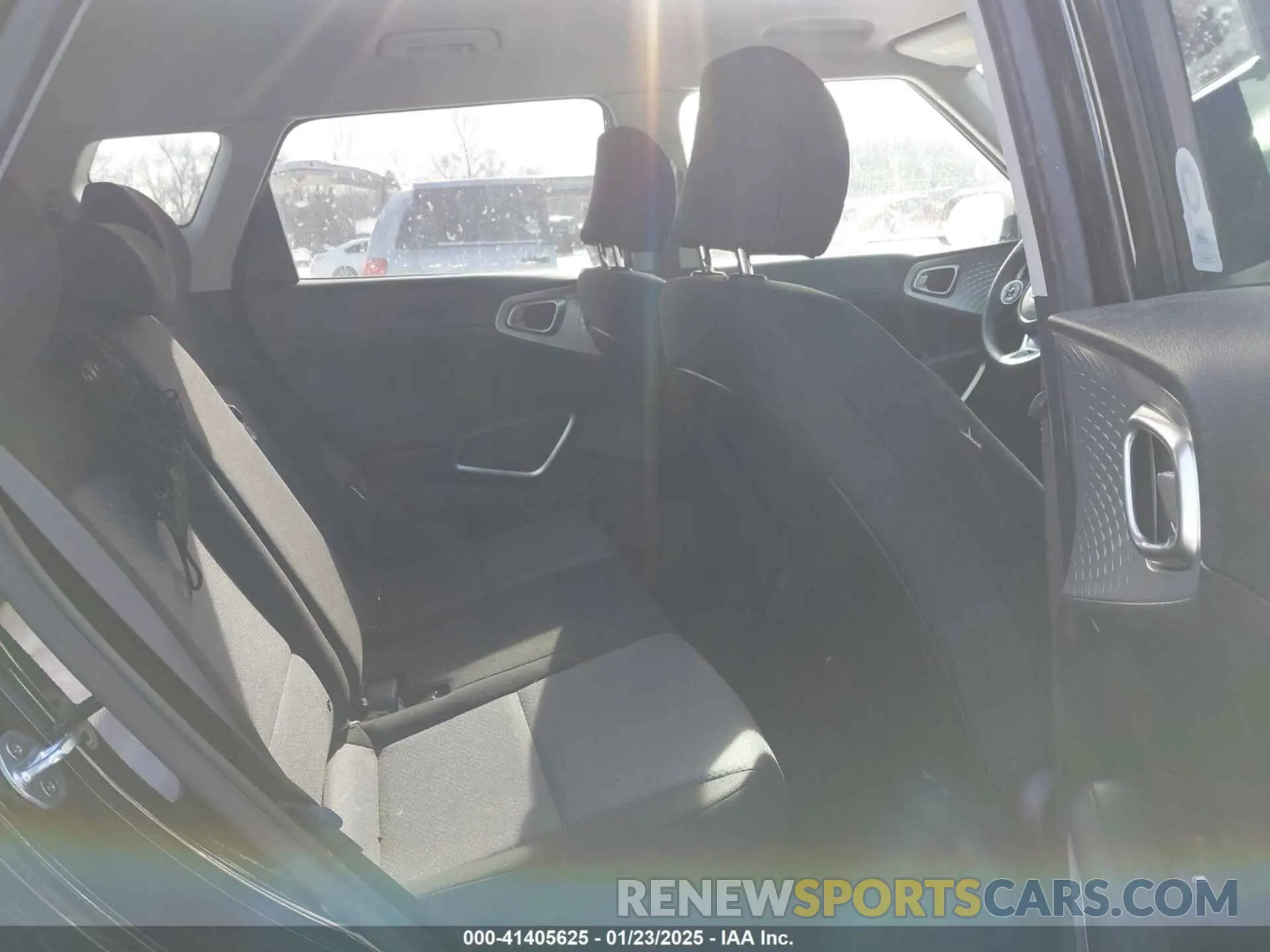 8 fotografías del automóvil dañado KNDJ23AU7L7725379 KIA SOUL 2020
