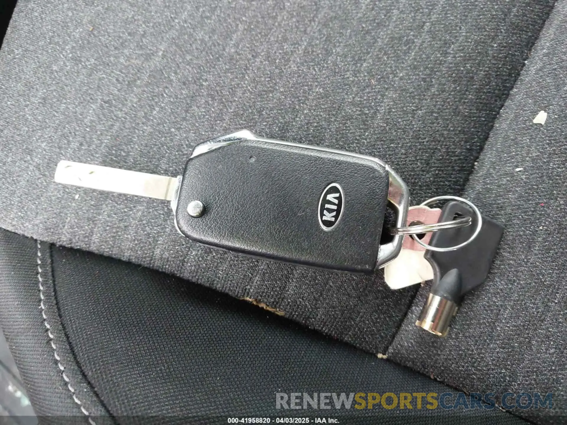 11 fotografías del automóvil dañado KNDJ23AU8L7002091 KIA SOUL 2020
