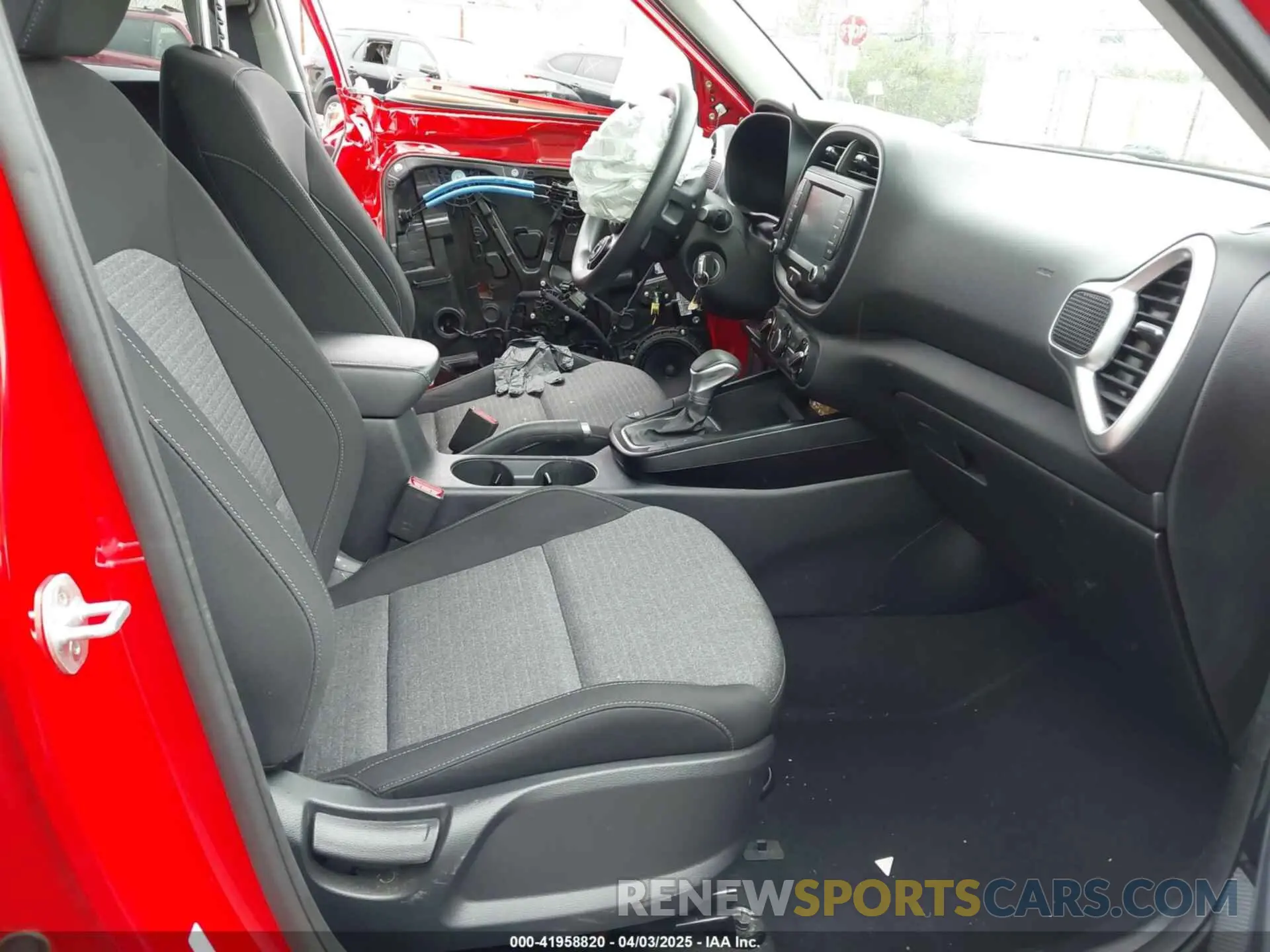 5 fotografías del automóvil dañado KNDJ23AU8L7002091 KIA SOUL 2020