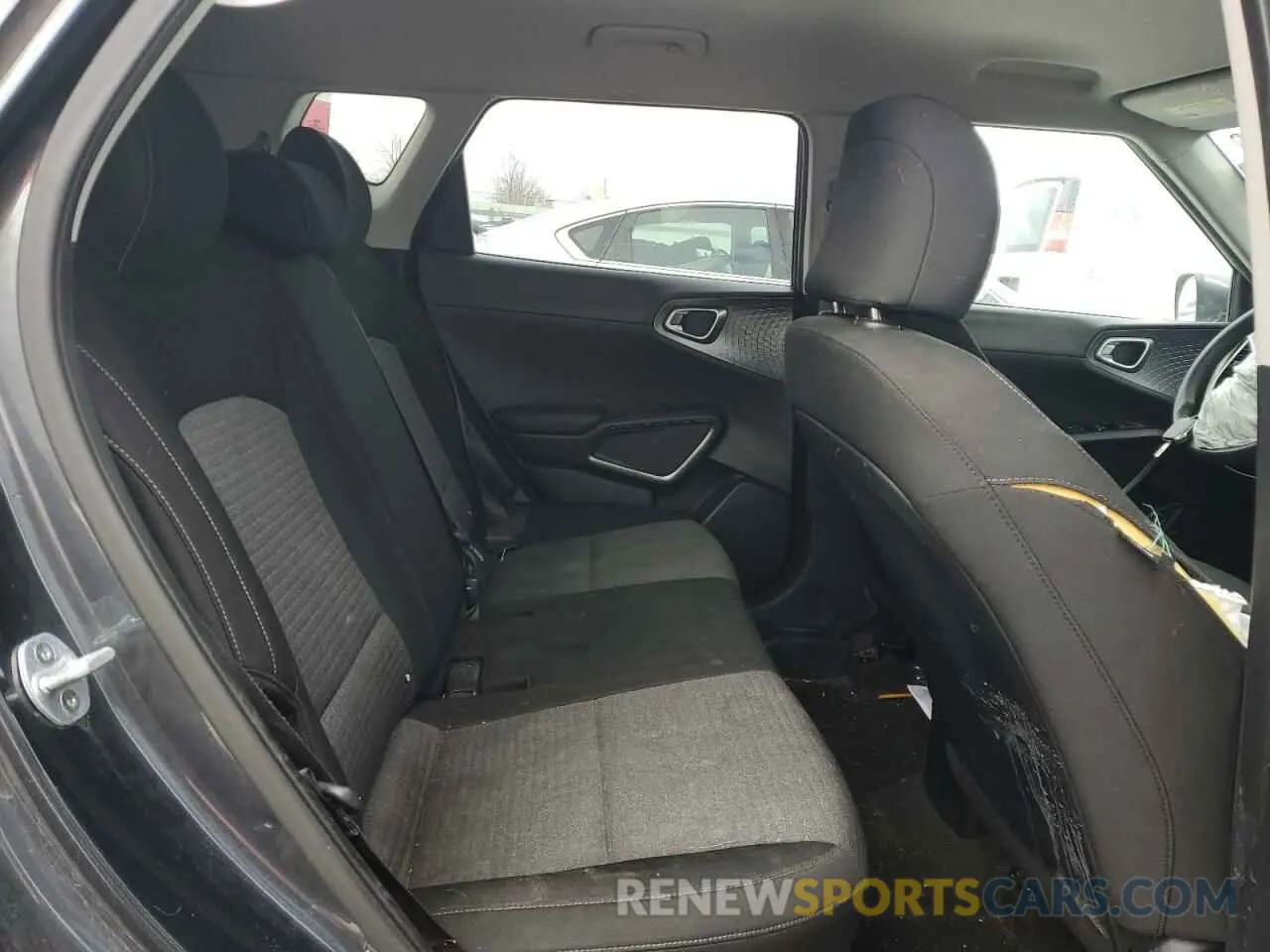 11 fotografías del automóvil dañado KNDJ23AU8L7013687 KIA SOUL 2020