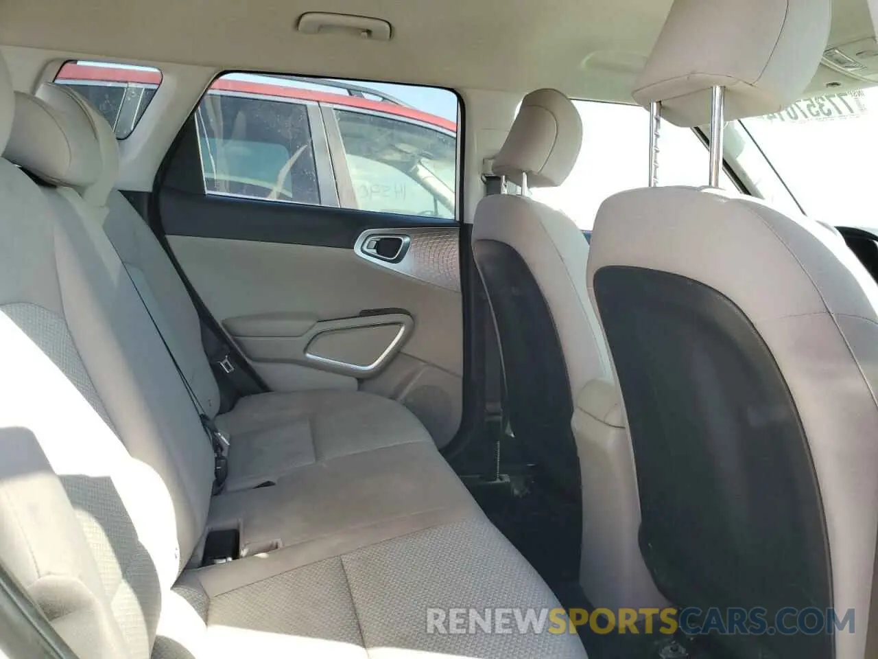 11 fotografías del automóvil dañado KNDJ23AU8L7701009 KIA SOUL 2020